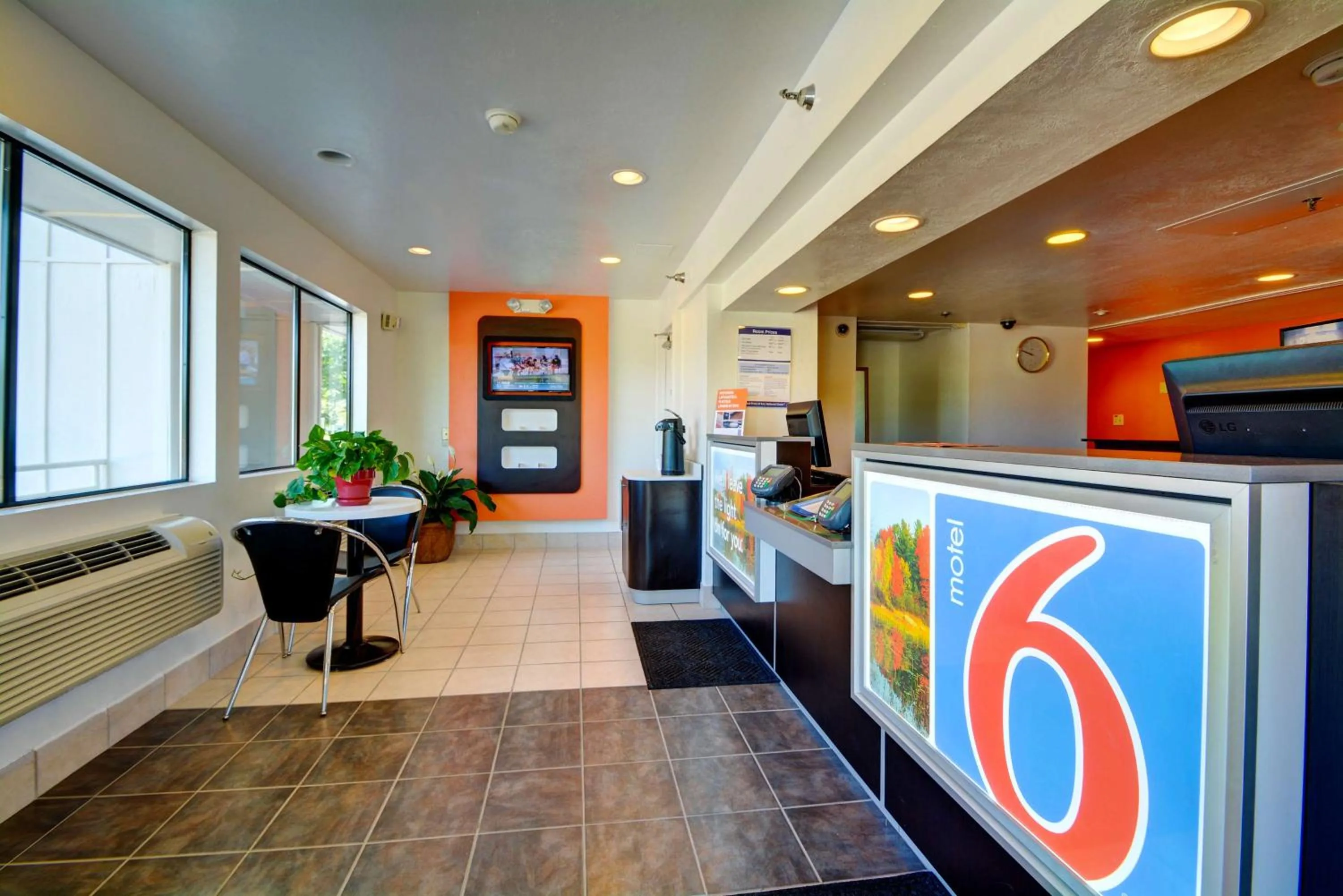 Lobby or reception in Motel 6-Windsor Locks, CT - Hartford