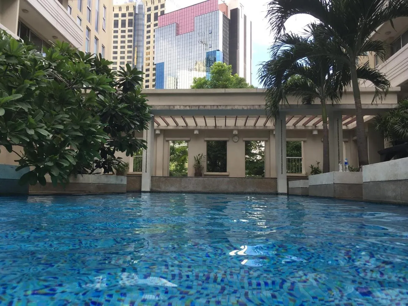 Swimming Pool in Twin Peaks Sukhumvit Suites