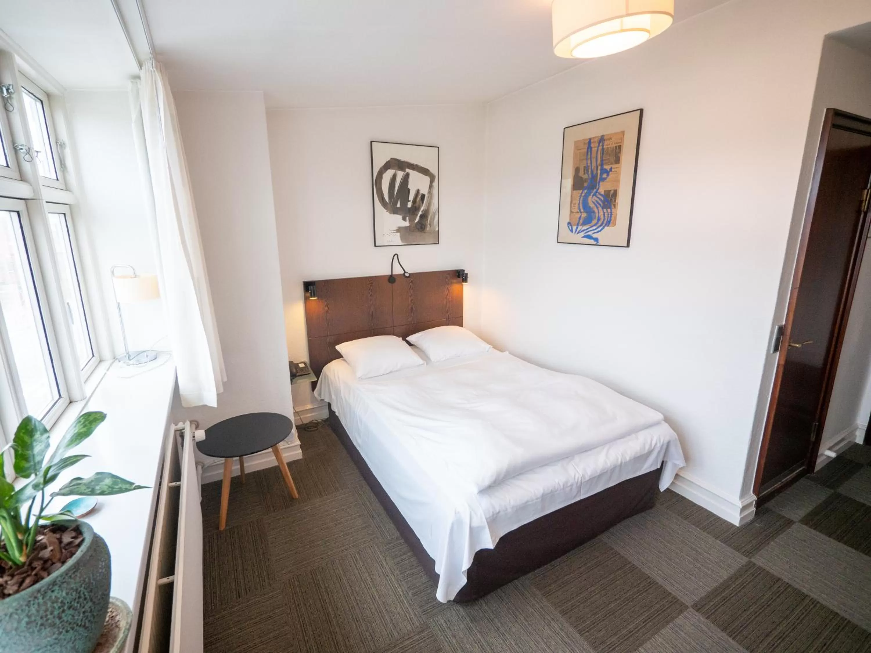 Property building, Bed in Hotel Europa