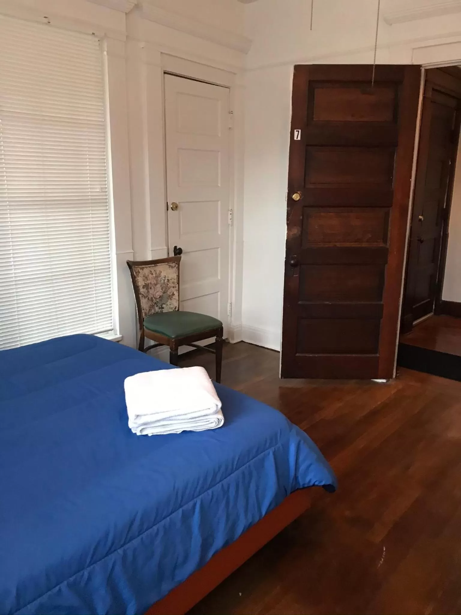 Bed in 5 Star Victorian Mansion-Downtown No Locals