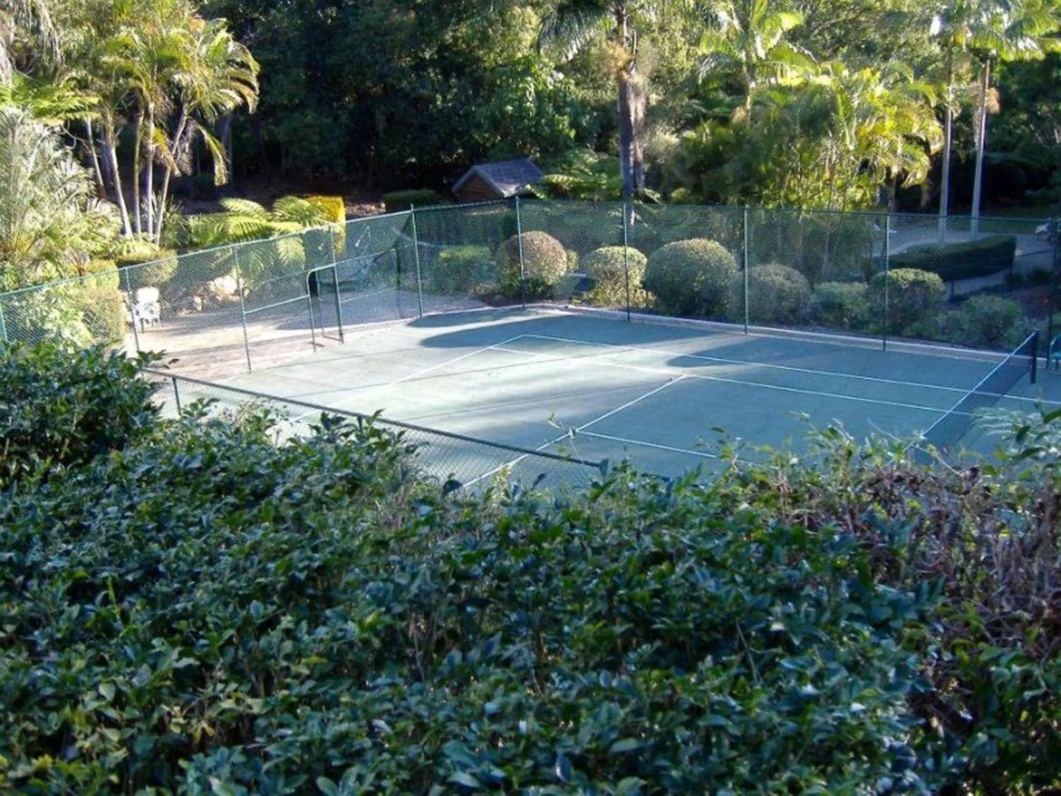 Tennis court in Montville Mountain Inn