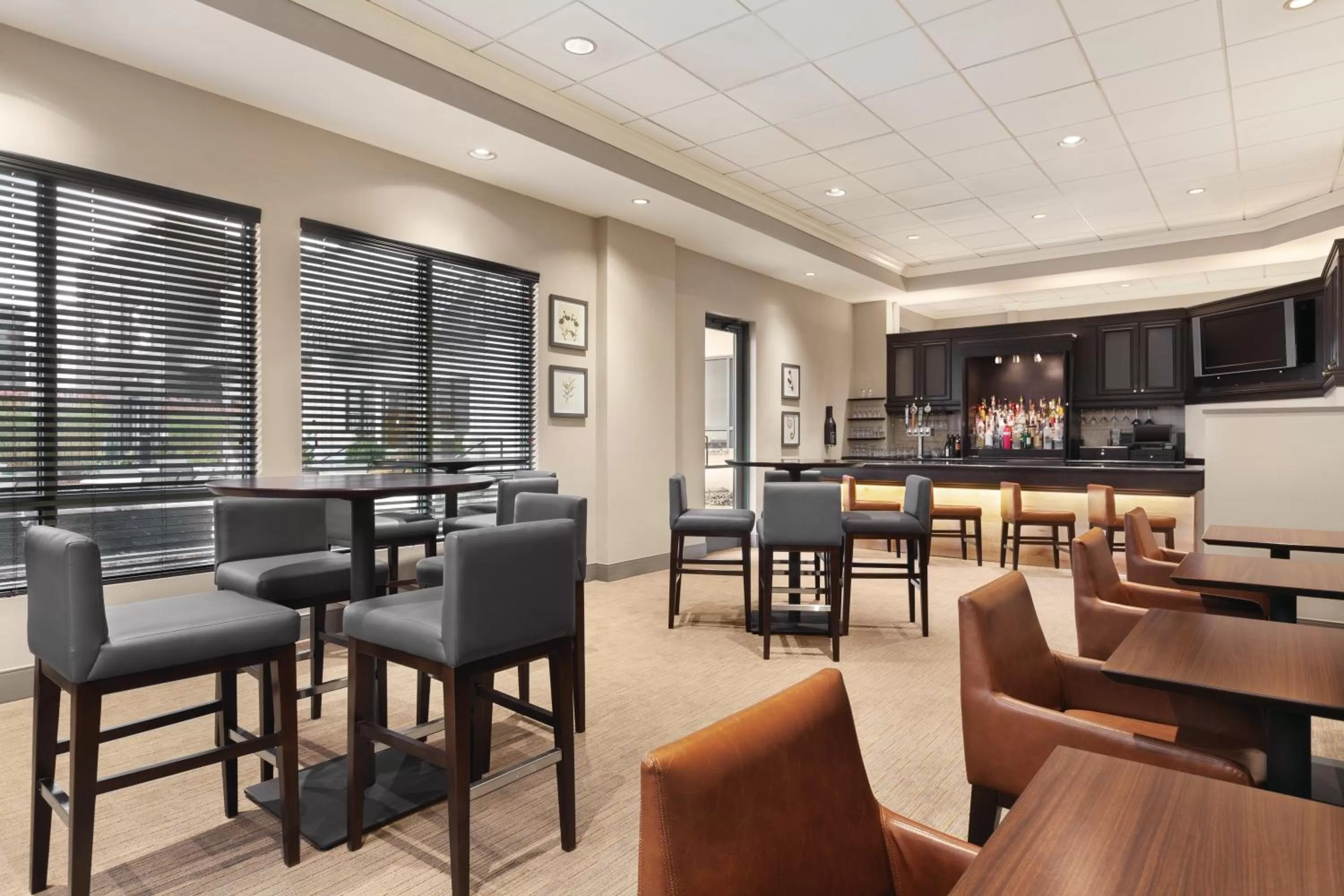 Lounge or bar in Country Inn & Suites by Radisson, Seattle-Bothell, WA