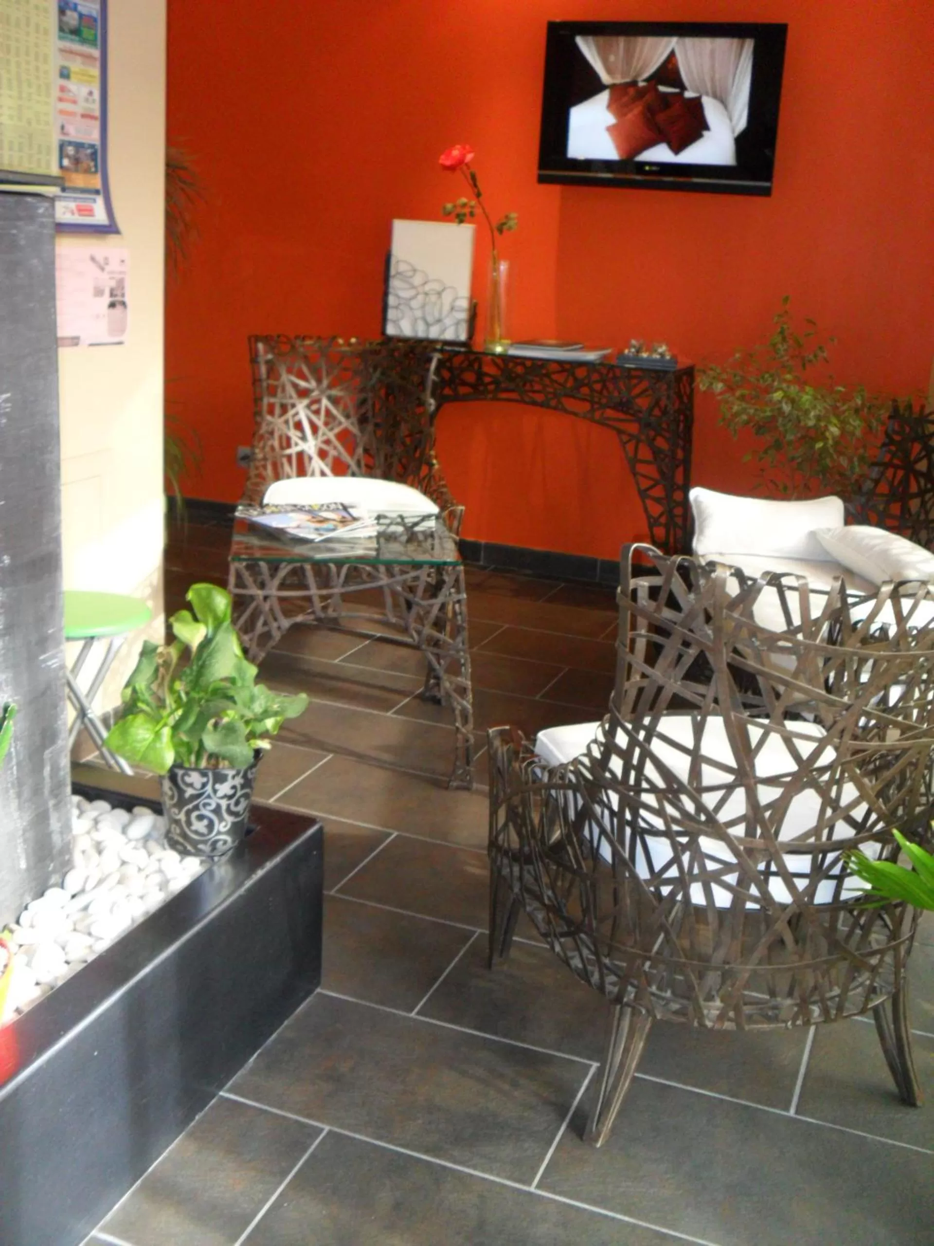 Lobby or reception in L'HÔTEL de CHARTRES