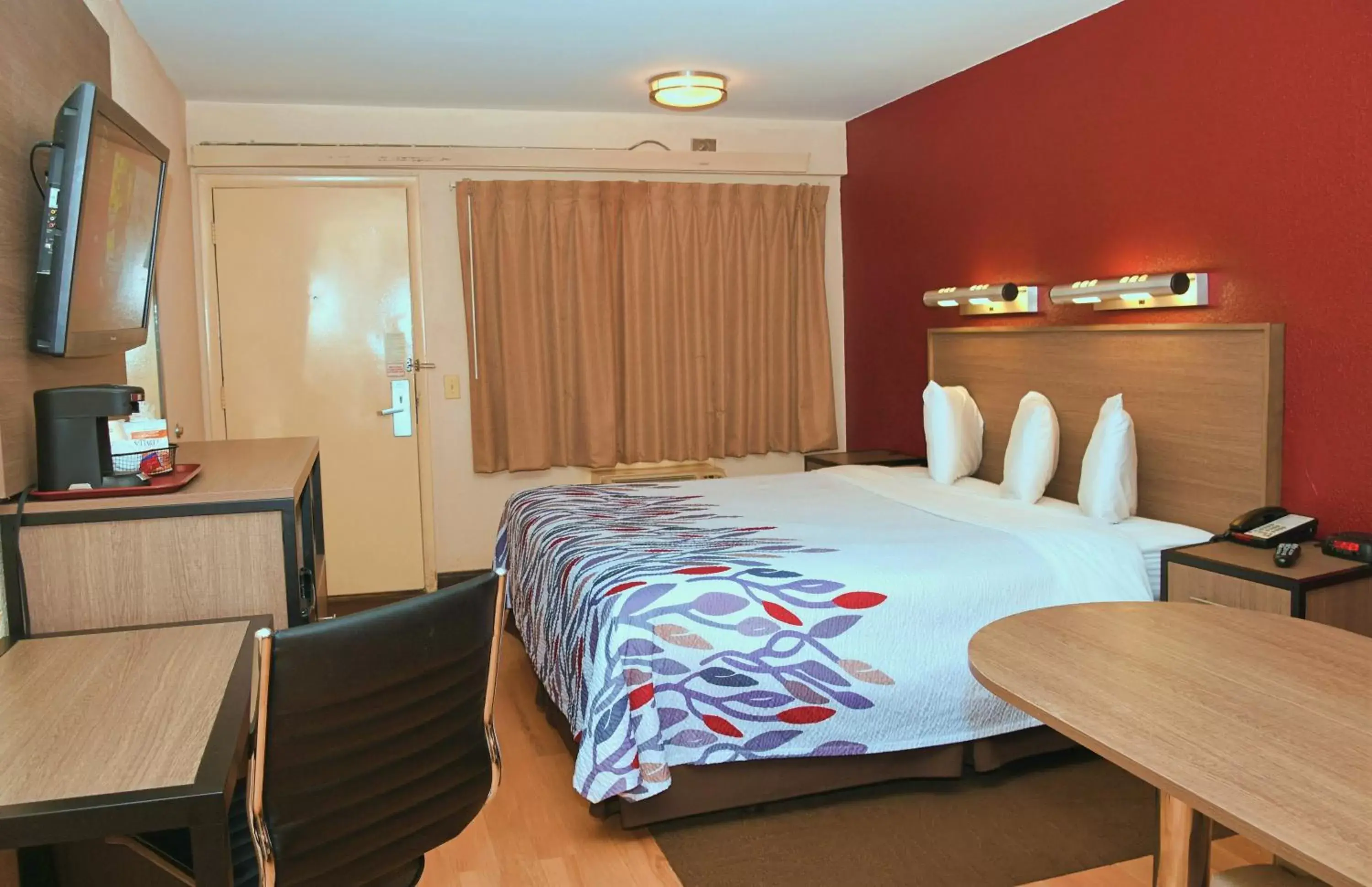 Superior King Room Smoke Free in Red Roof Inn Richmond South Superior King Room Smoke Free in Red Roof Inn Richmond South