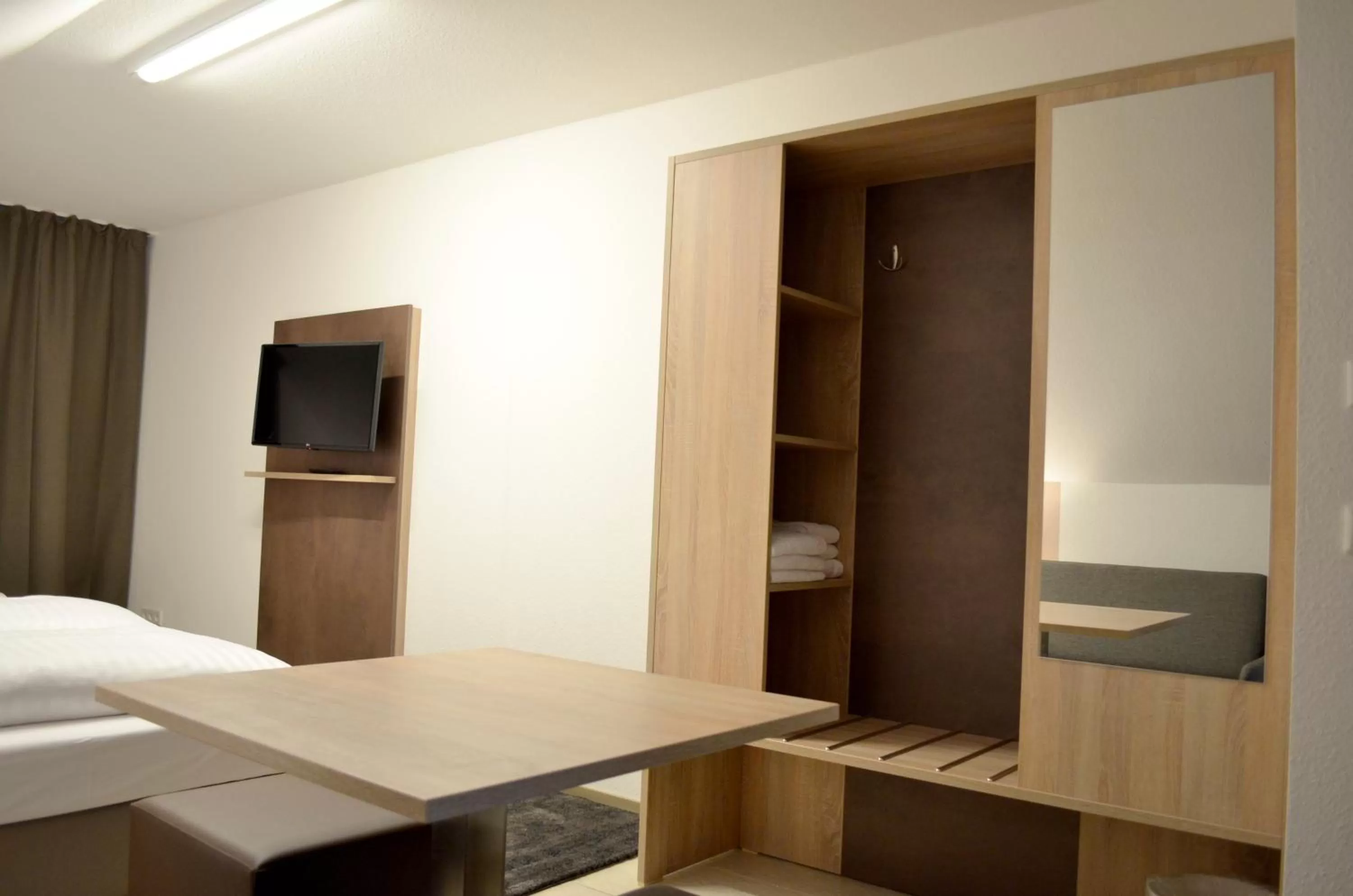 Photo of the whole room, TV/Entertainment Center in Hana Aparthotel