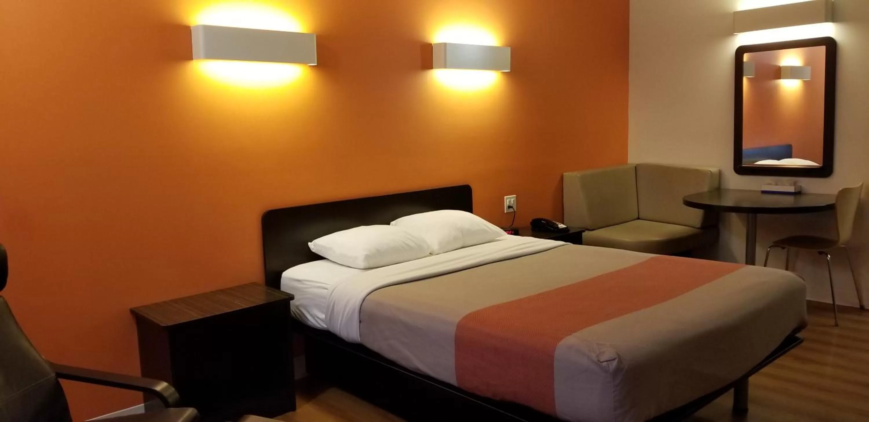 Queen Room - Disability Access - Non-Smoking in Joys Inn Innisfail, AB