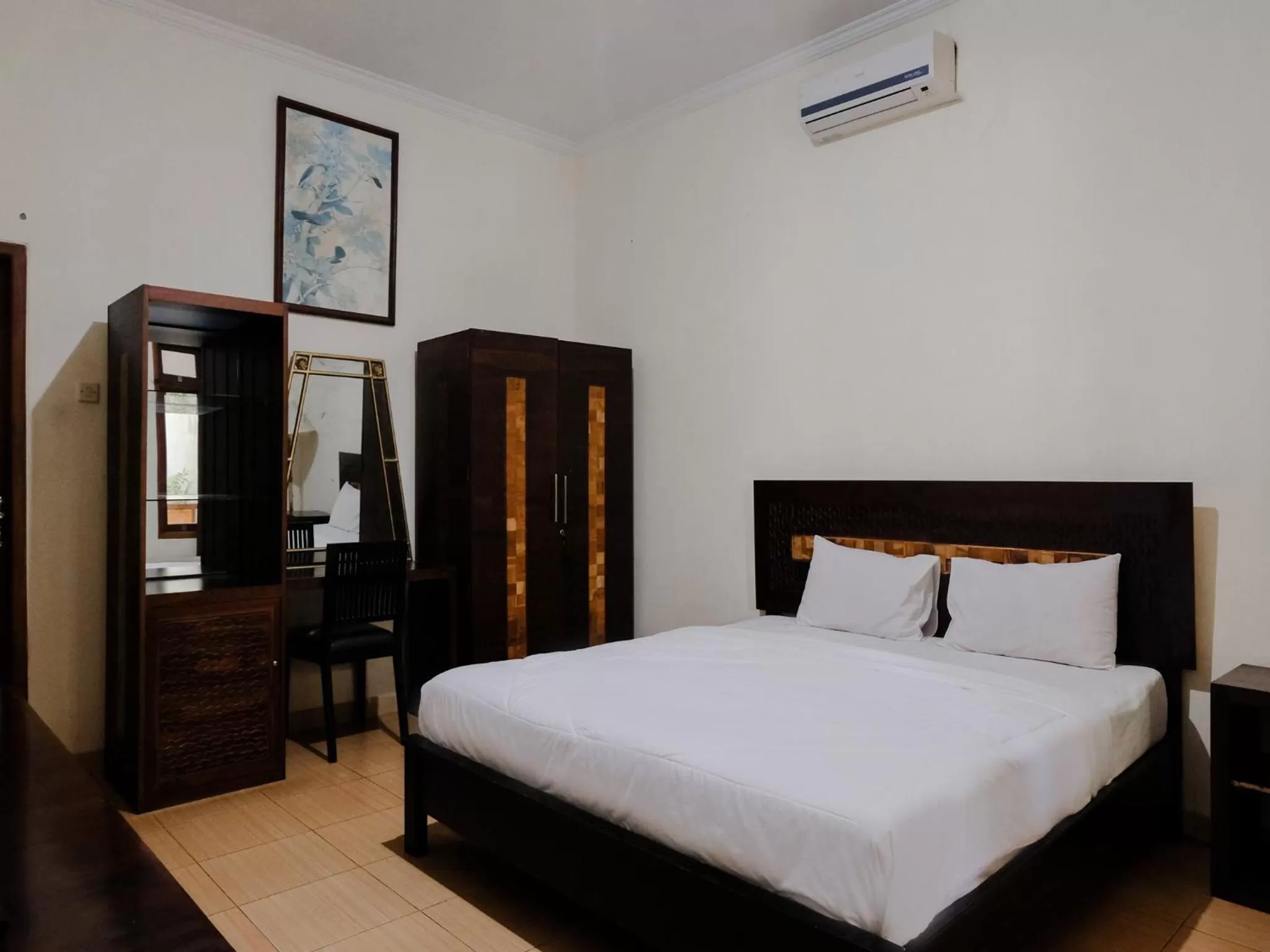 Photo of the whole room, Bed in Hotel Mahkota Plengkung by ecommerceloka