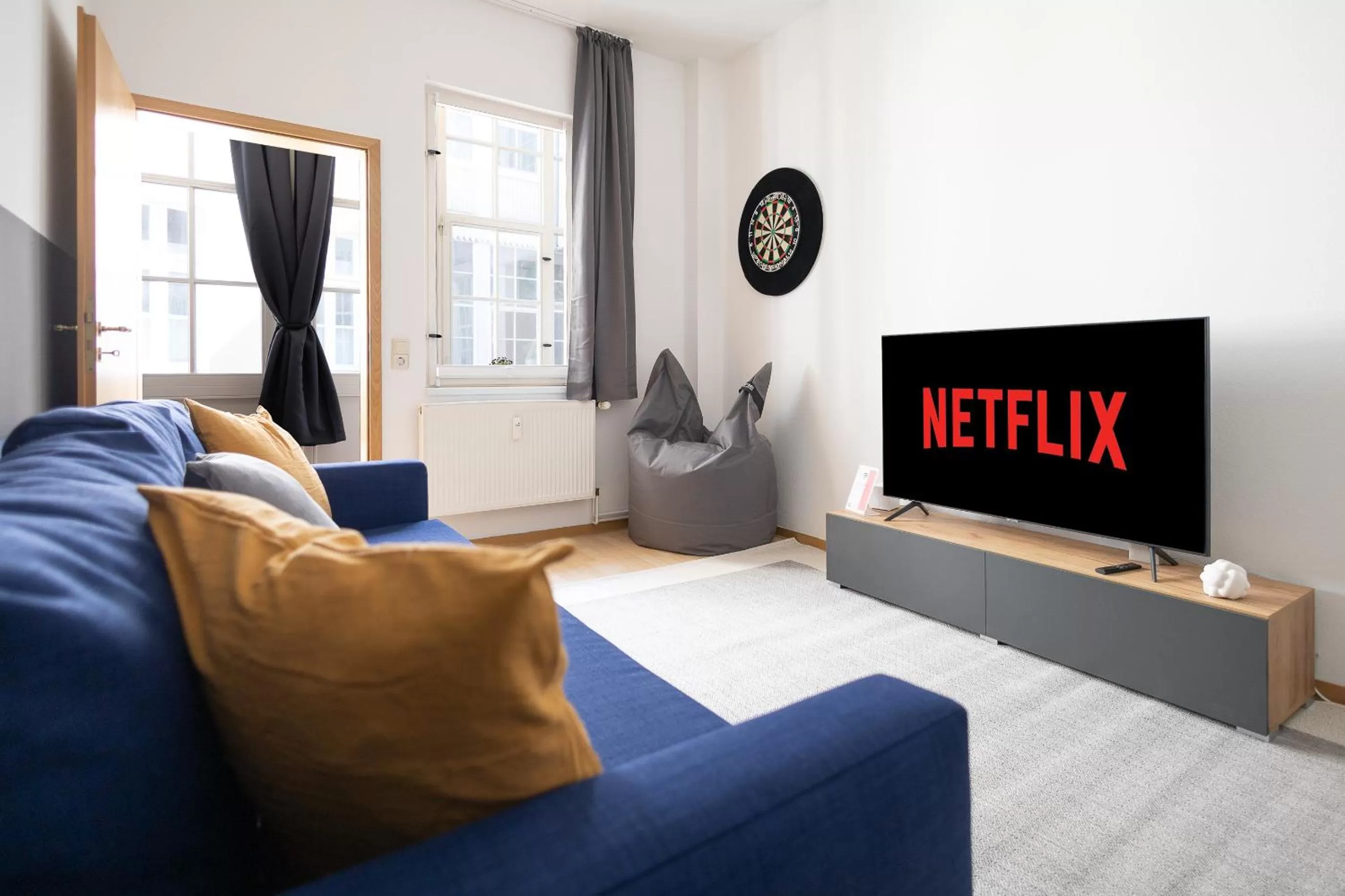 Darts, TV/Entertainment Center in Ko-Living Space an der Oper - Street Art Design Apartments