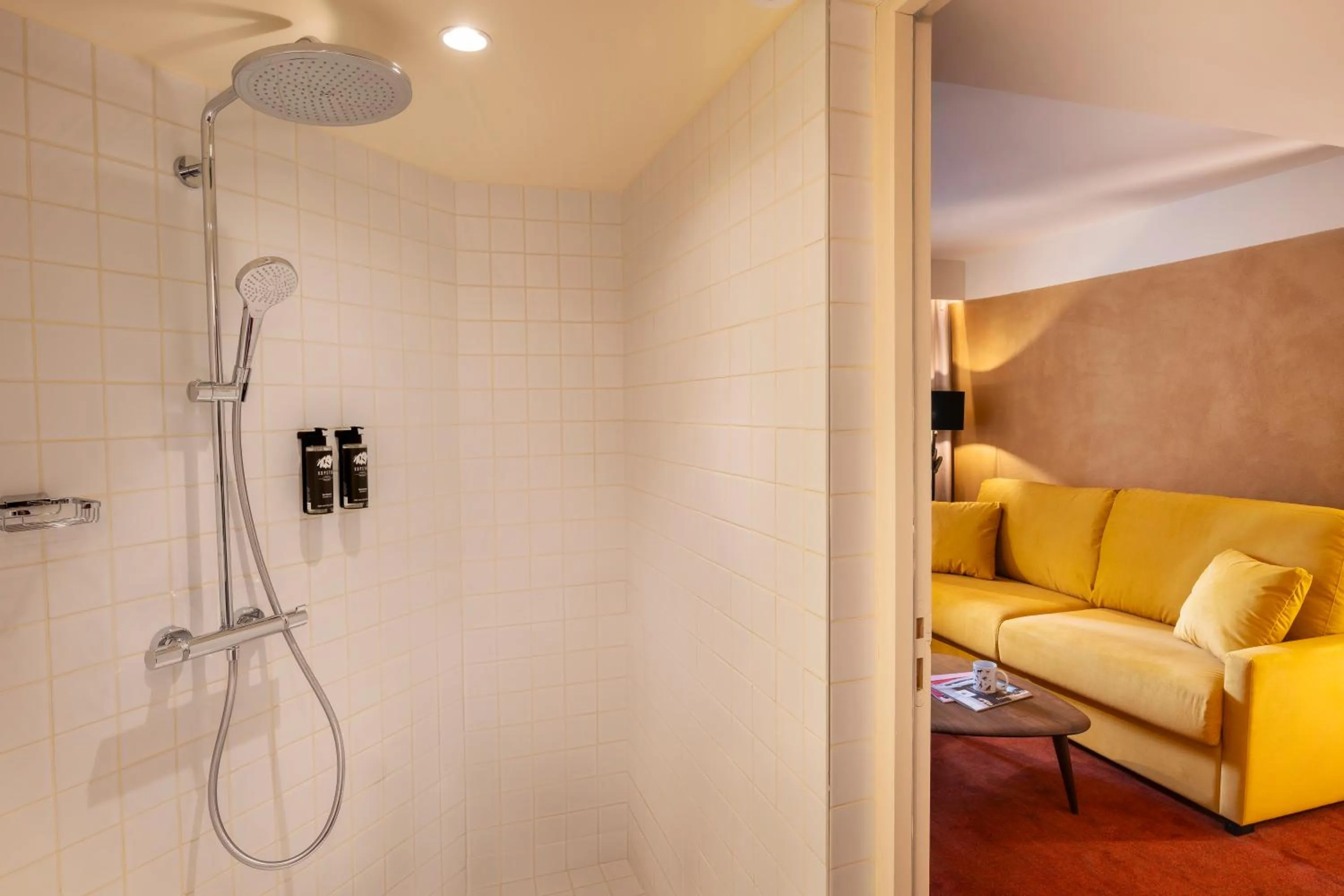 Shower in Kopster Hotel Paris Porte de Versailles