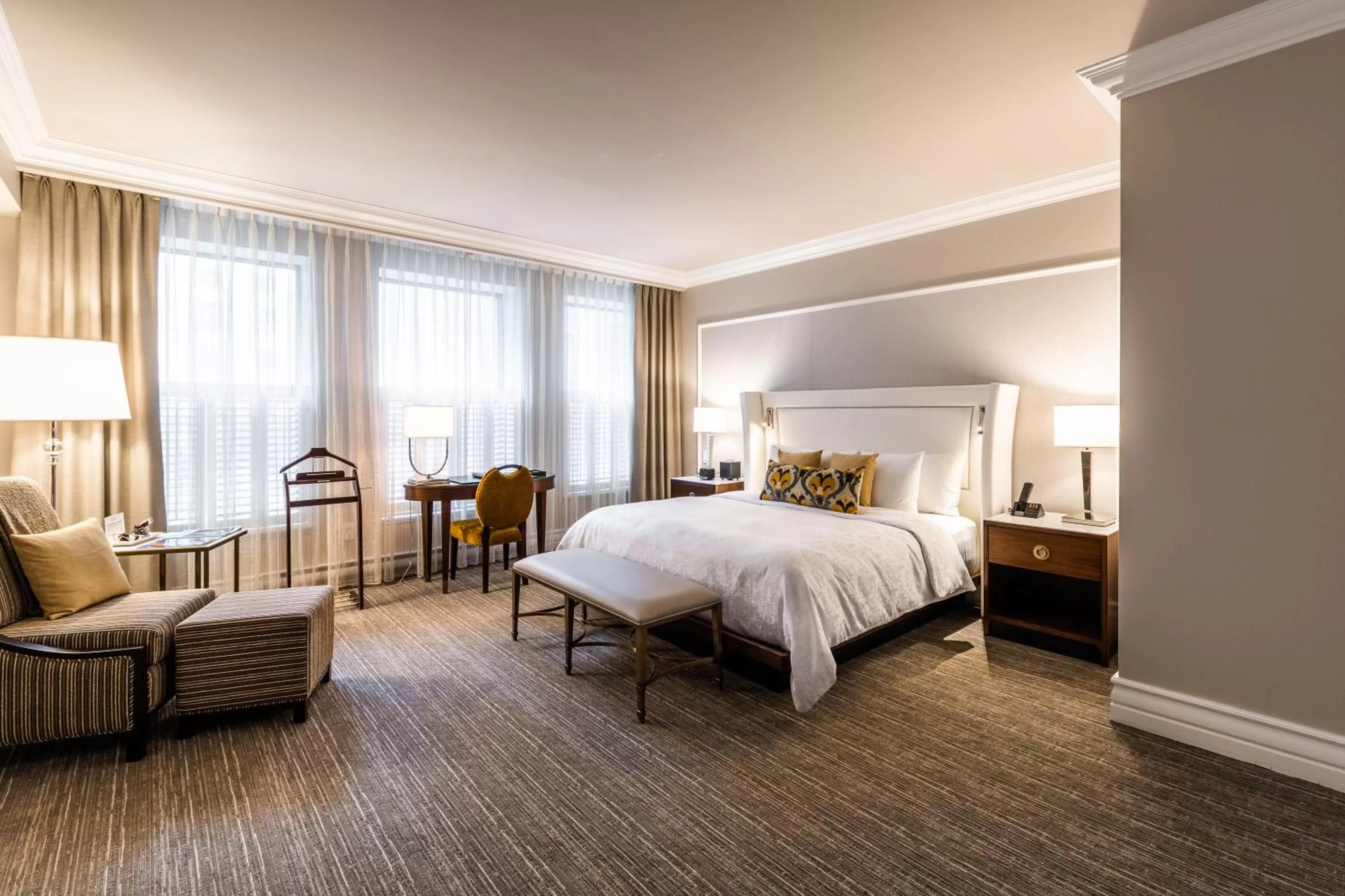 Photo of the whole room, Bed in Hôtel Birks Montréal