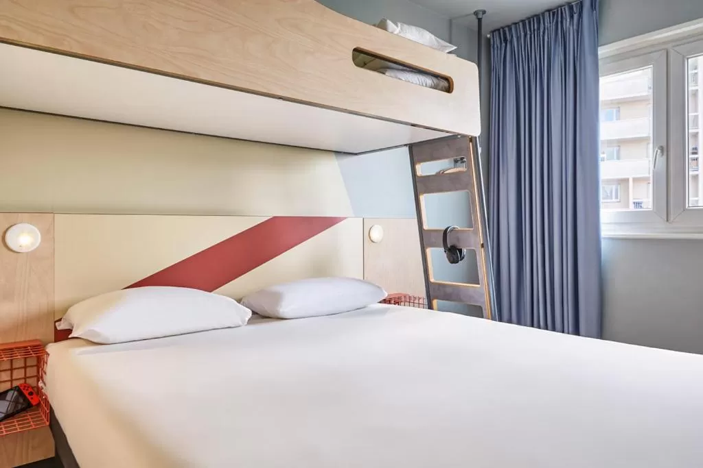 Bedroom, Bed in ibis budget Paris Porte d'Aubervilliers