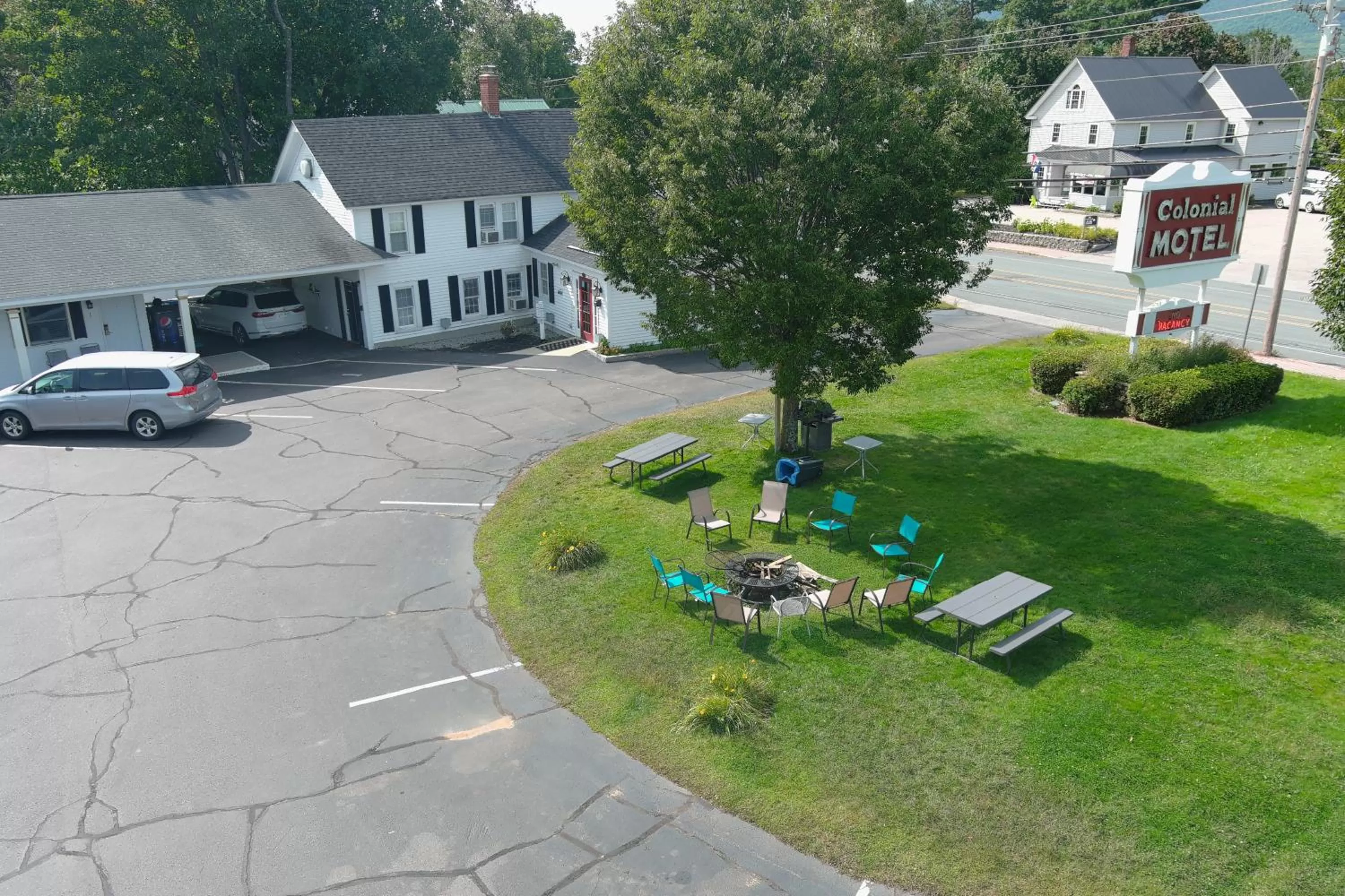 Garden in Colonial Motel
