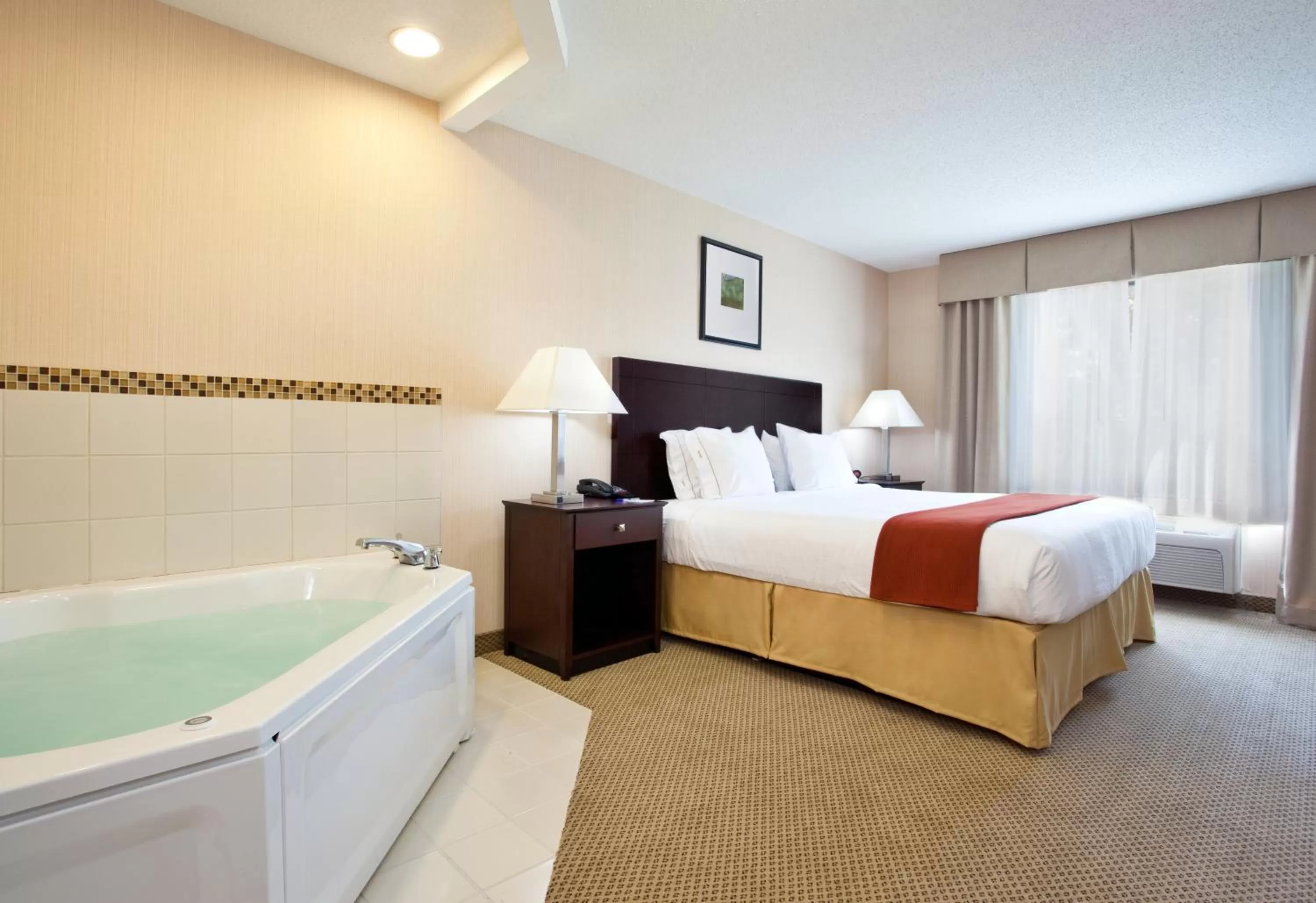 Bed in Holiday Inn Express Hotel & Suites Tipp City by IHG