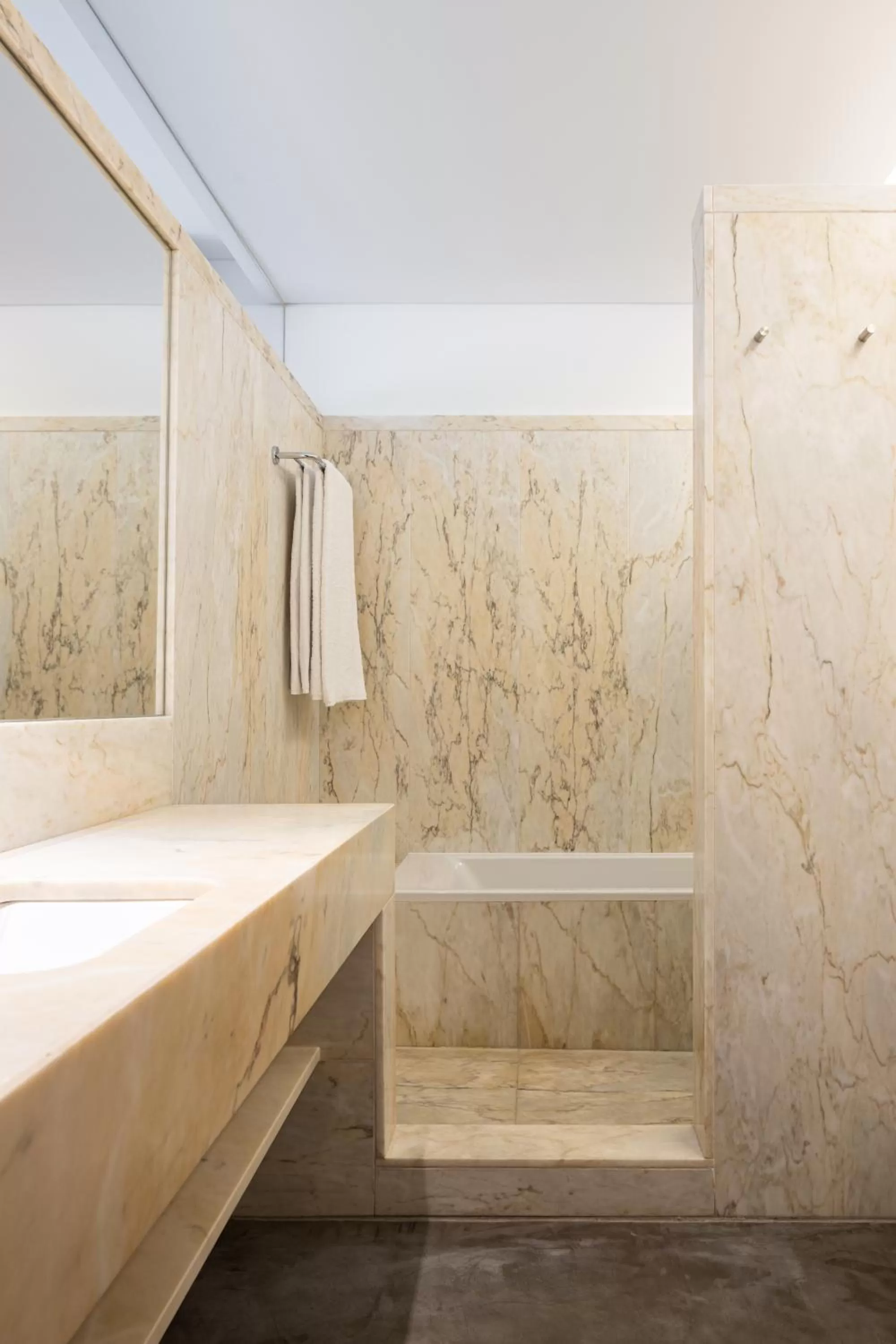 Bathroom, Bed in Evora Olive Hotel