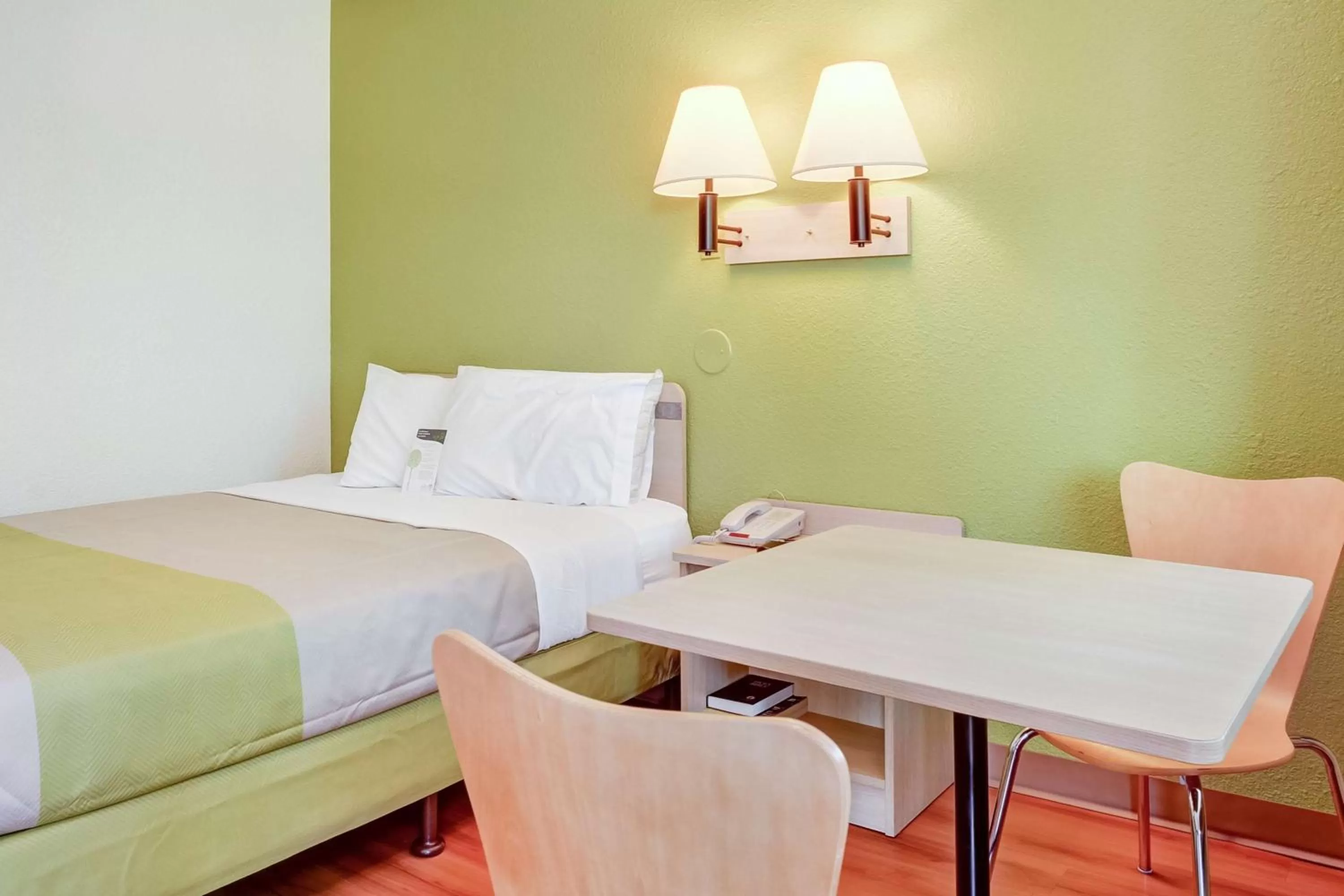 TV and multimedia, Bed in Motel 6-Eugene, OR - South Springfield