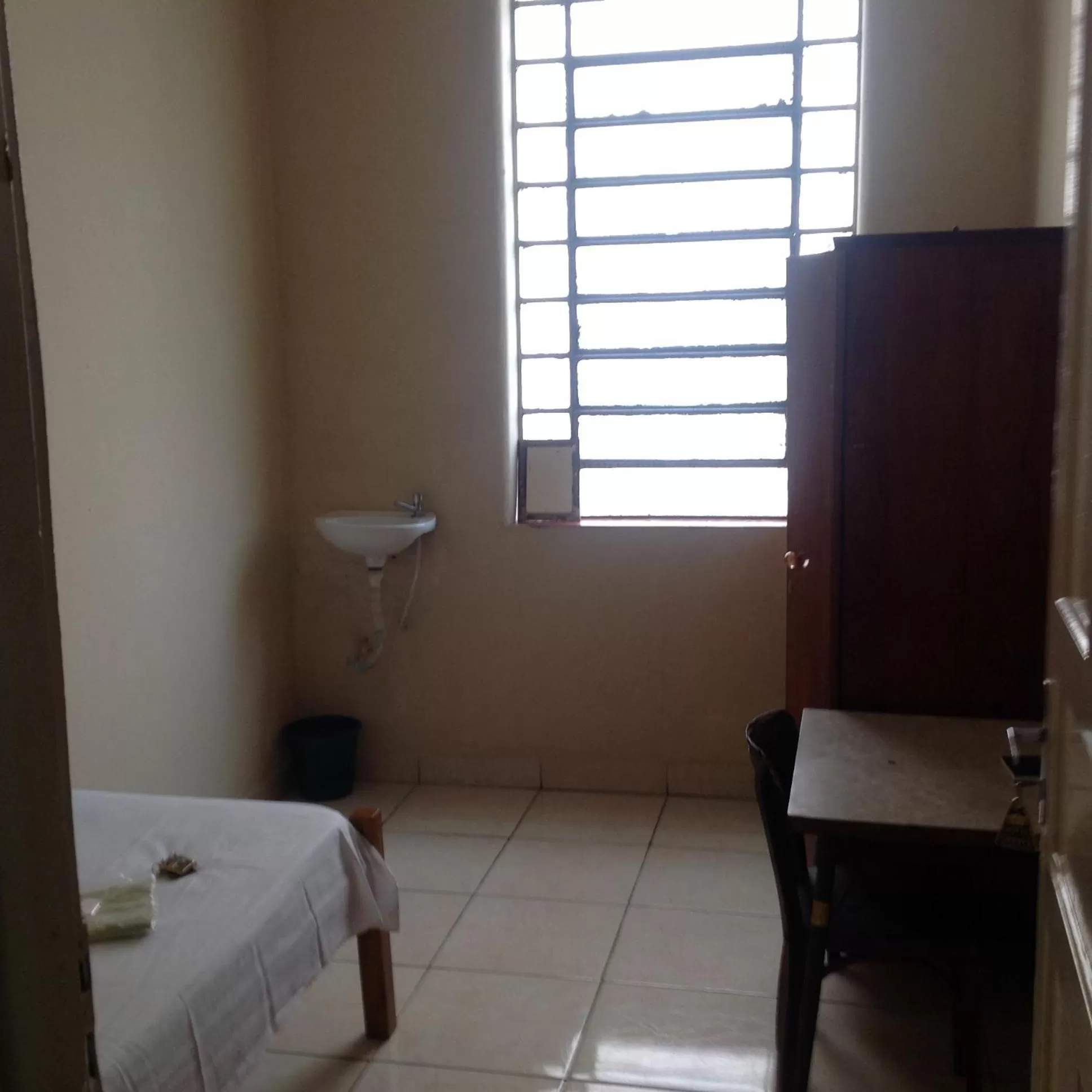 Photo of the whole room, TV/Entertainment Center in Hotel Chaves - Quartos Individuais