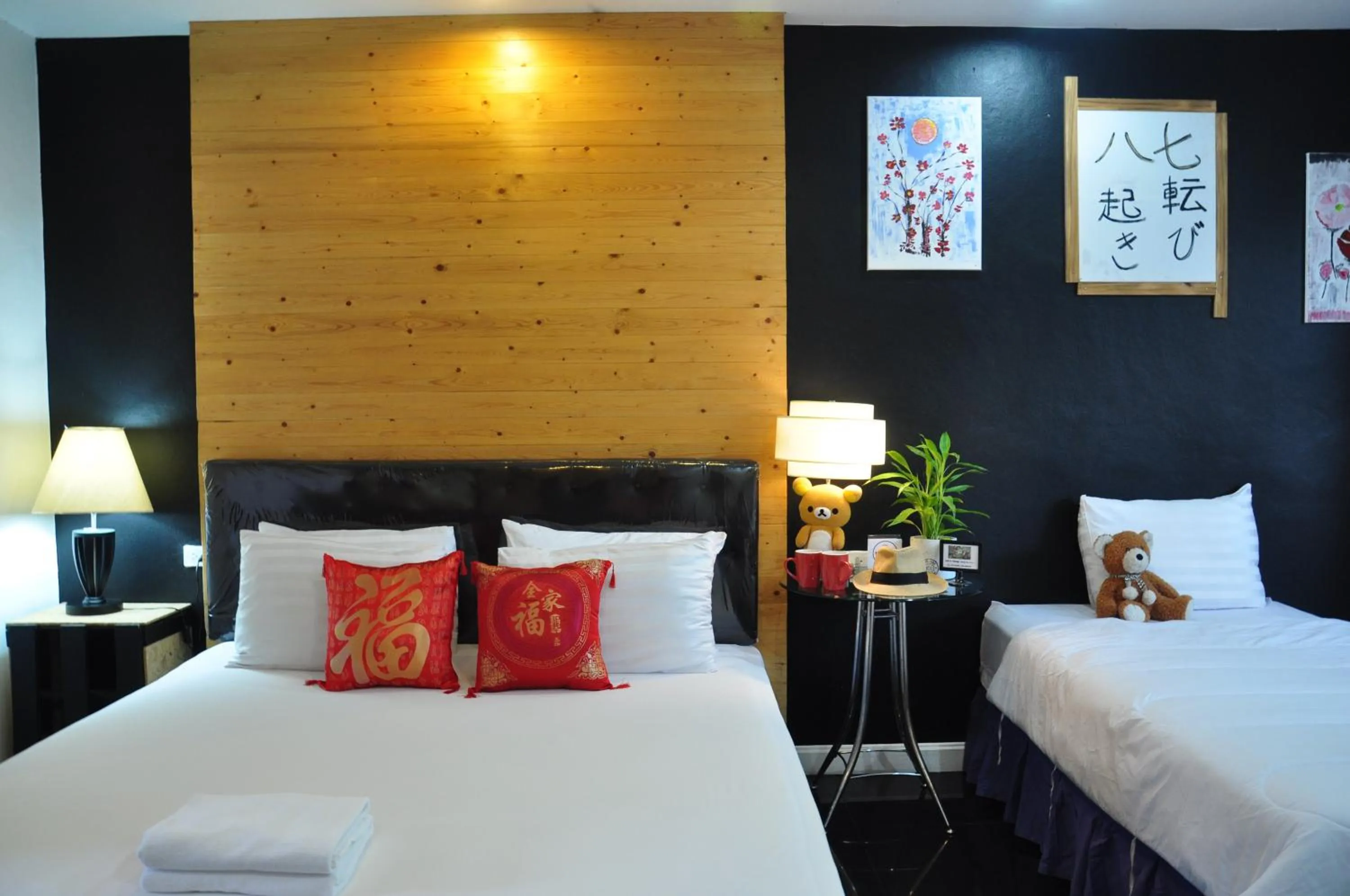 Photo of the whole room, Bed in Eat n Sleep