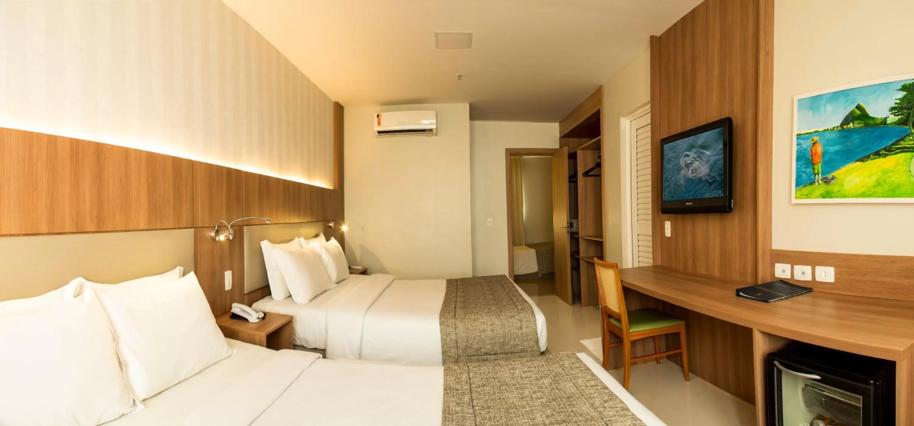 Photo of the whole room, Bed in Hotel Astoria Copacabana