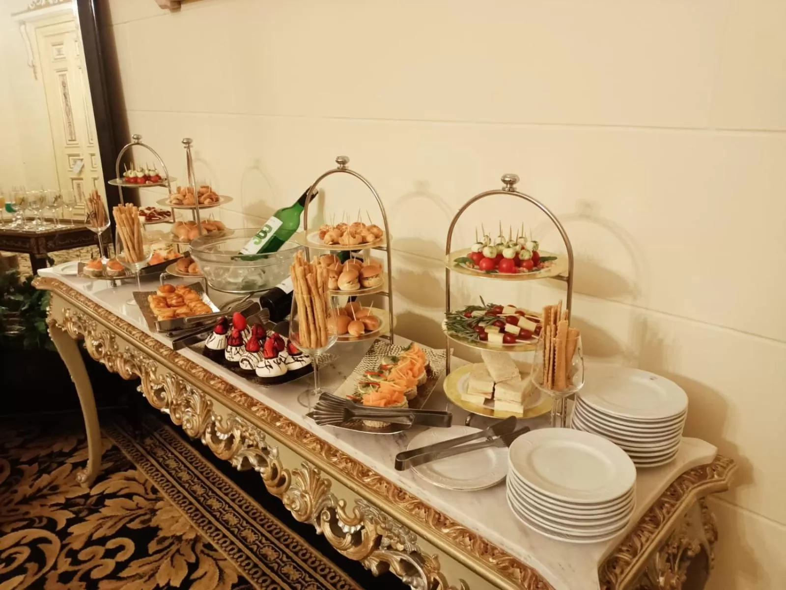 Dining area in Windsor Palace Luxury Heritage Hotel Since 1906 by Paradise Inn Group