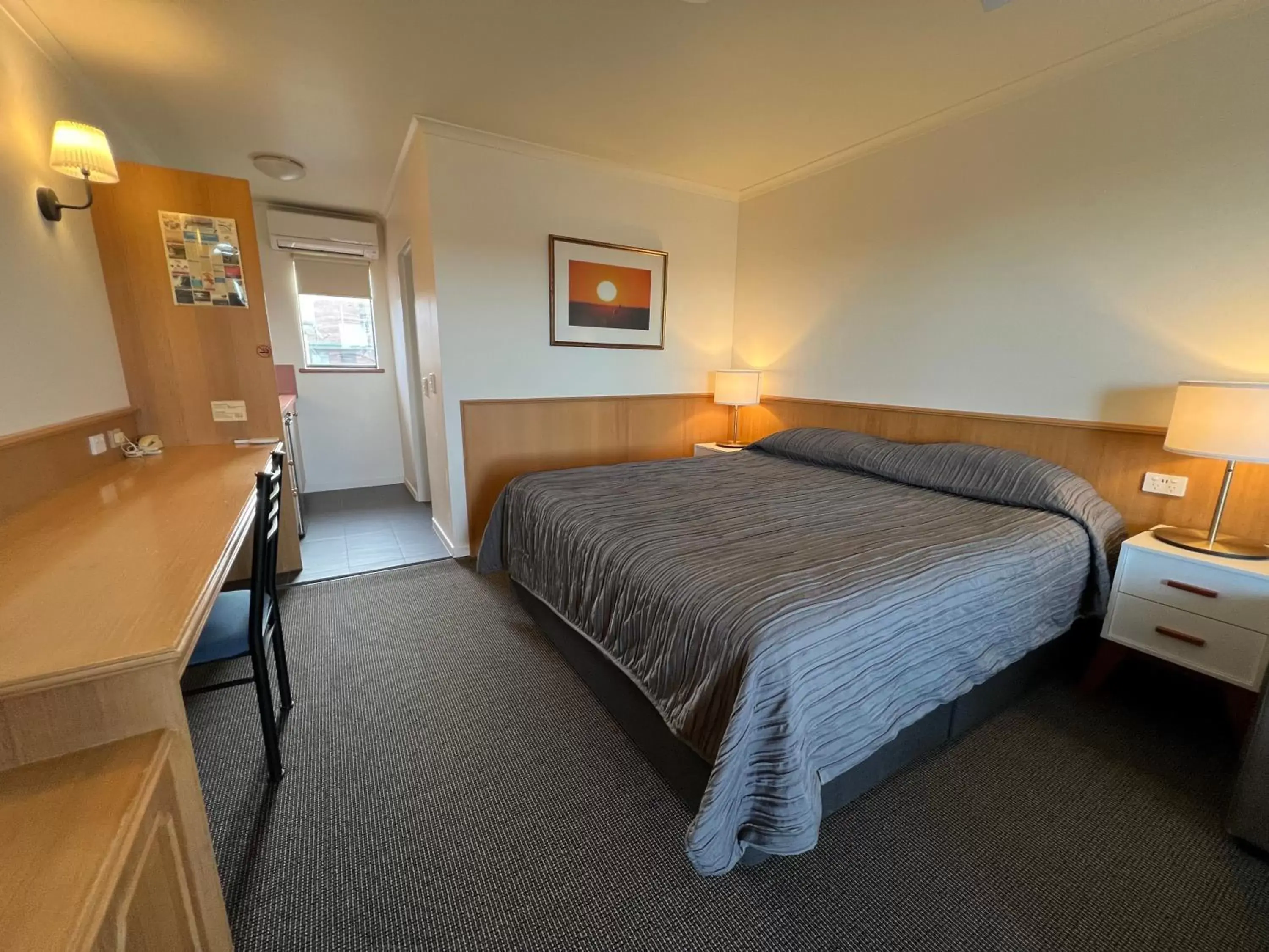 Deluxe King Room with Lake View in Summerhill Motor Inn Deluxe King Room with Lake View in Summerhill Motor Inn