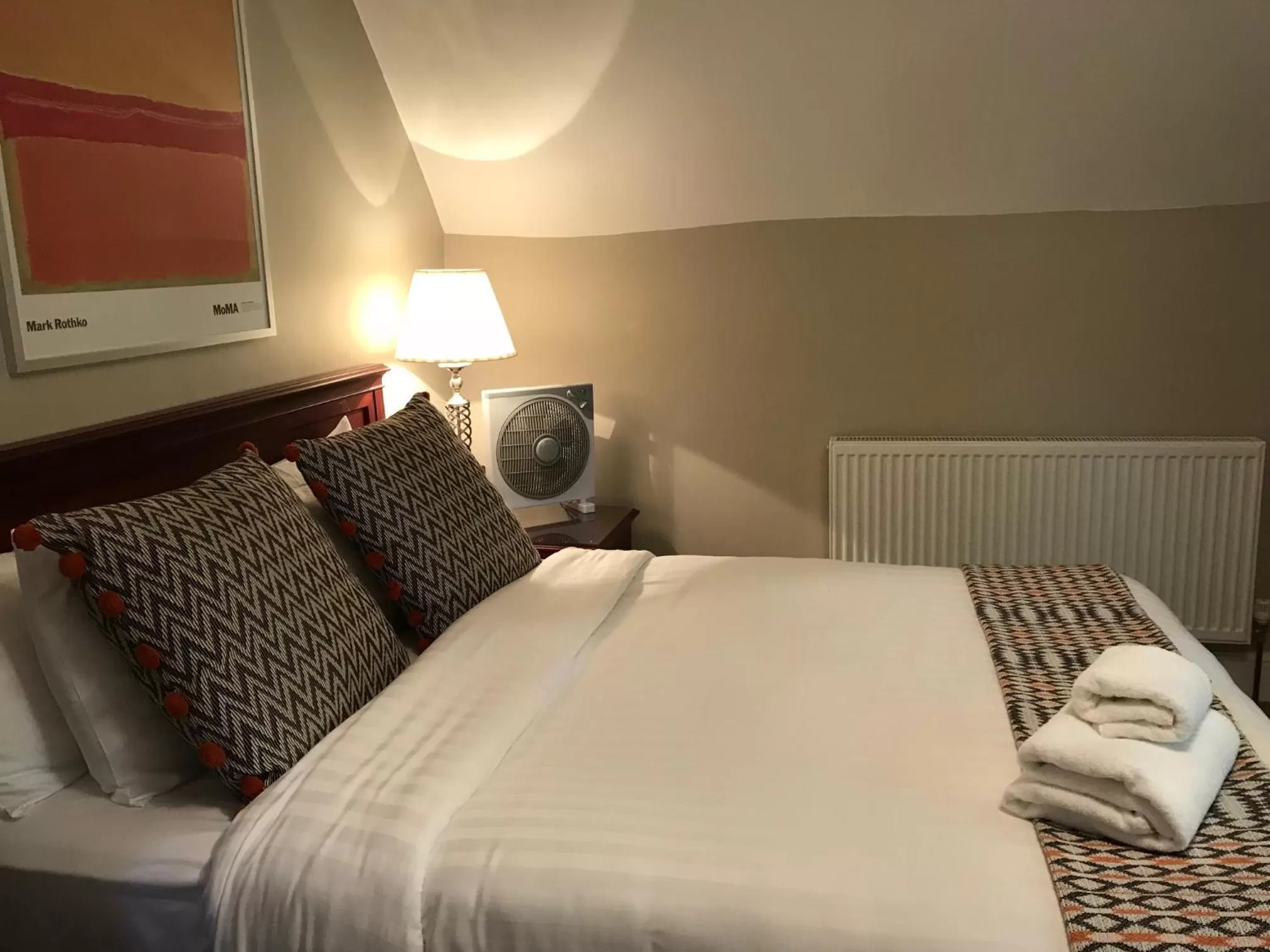 Bedroom, Bed in The Black Swan Inn