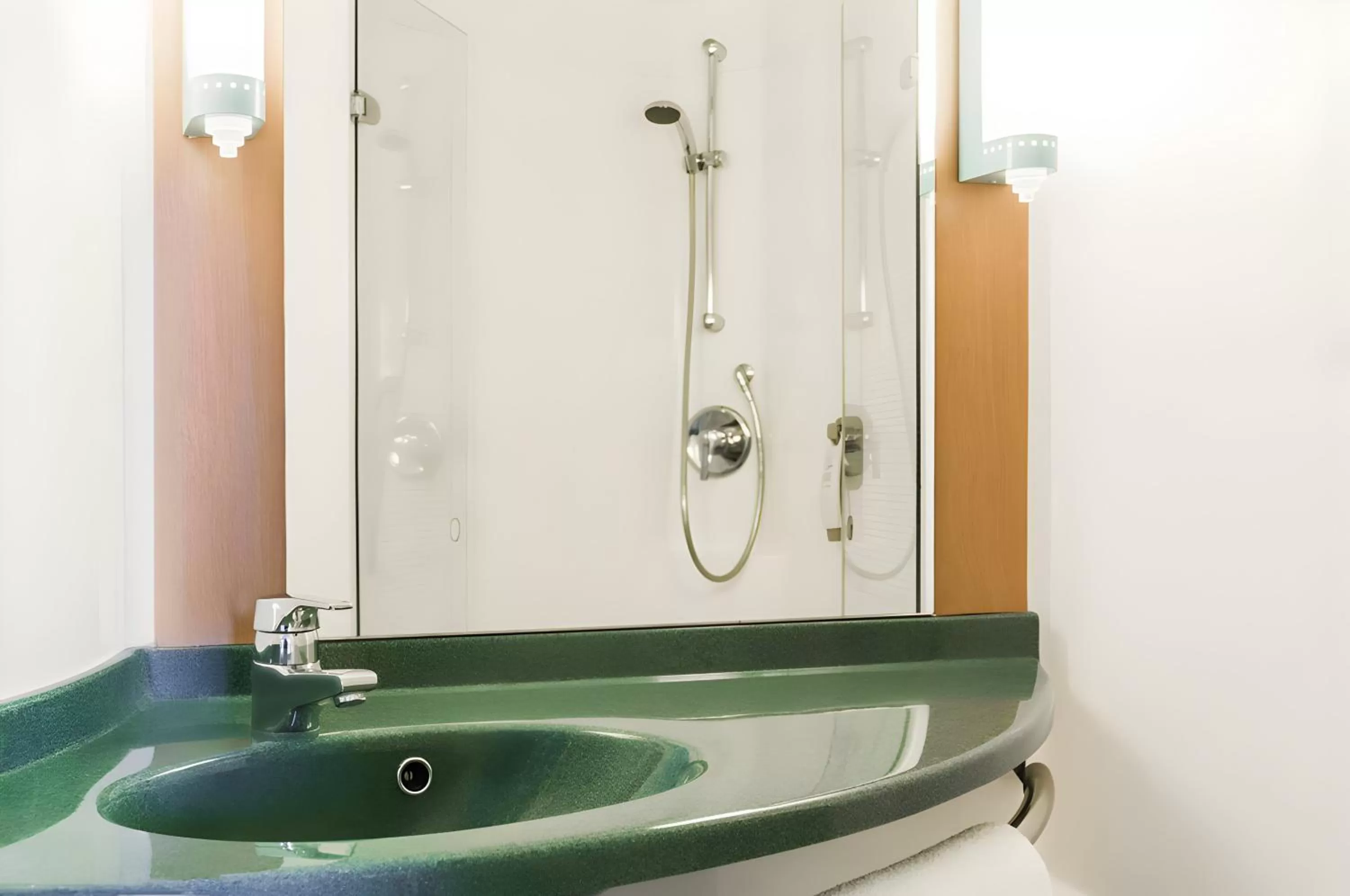 Shower in ibis Liverpool Centre Albert Dock – Liverpool One