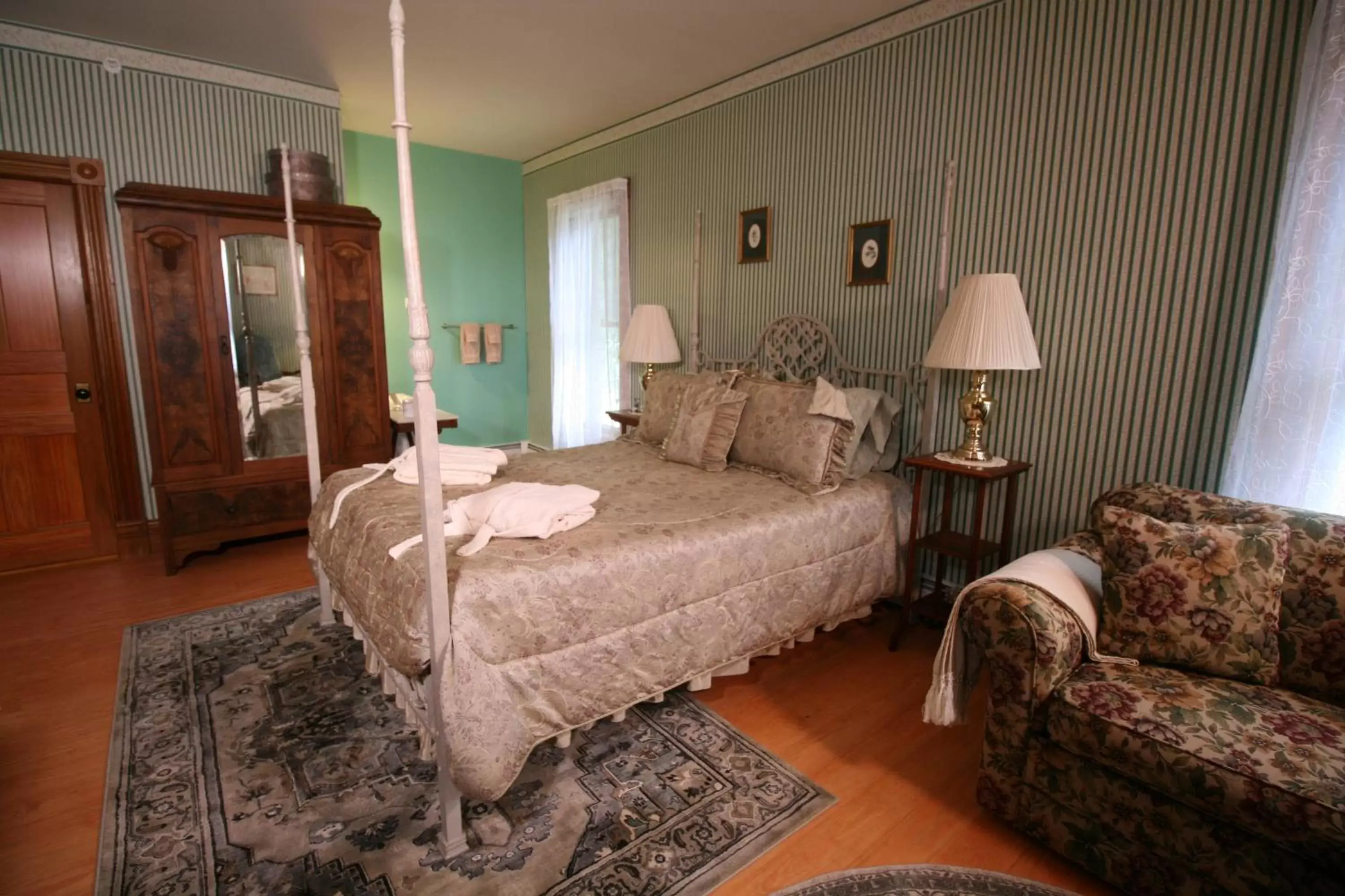 Superior Queen Room in The Governor's Inn Superior Queen Room in The Governor's Inn