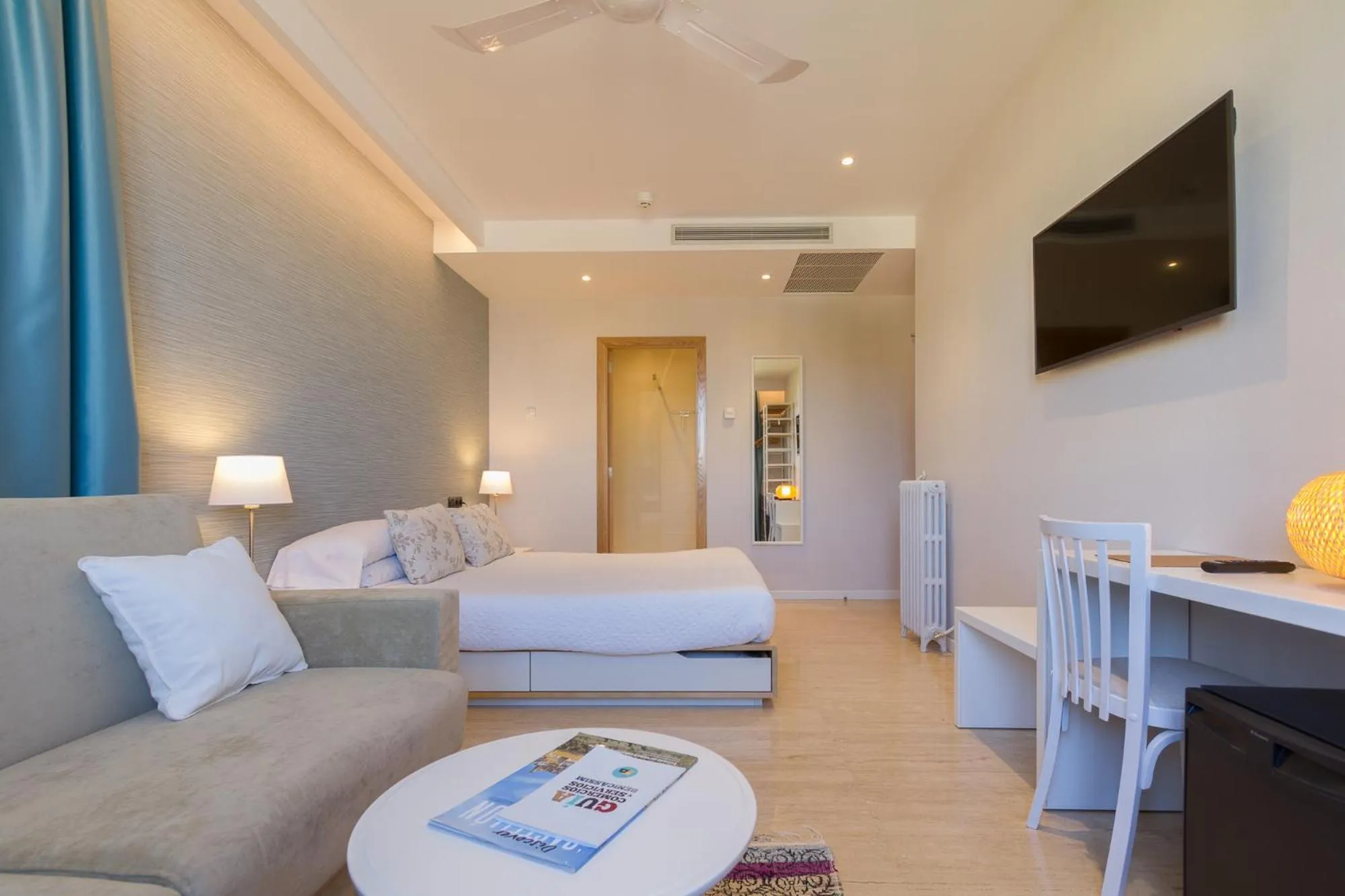 Photo of the whole room, Bed in Voramar