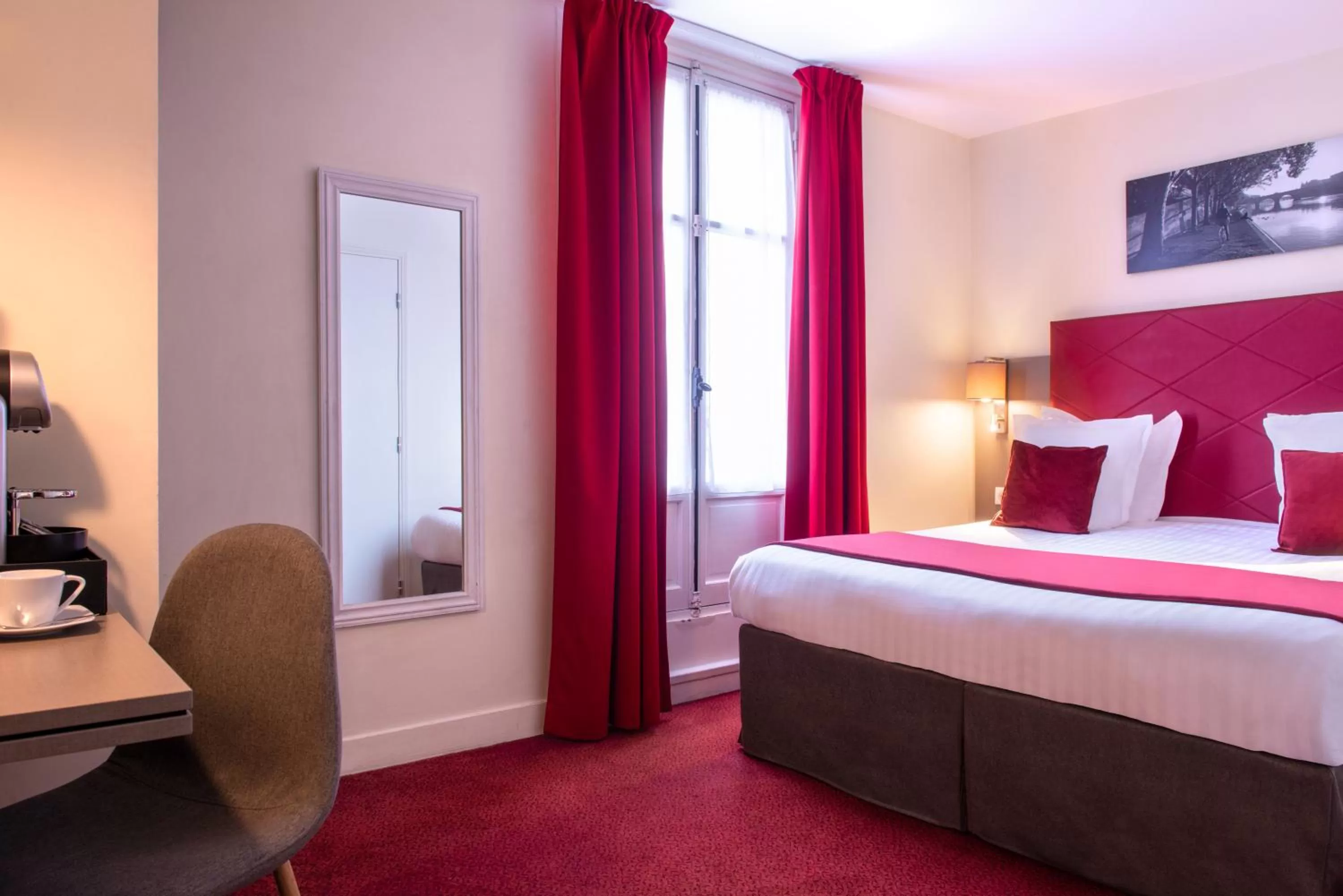 Coffee/tea facilities, Bed in Hôtel Aston Paris