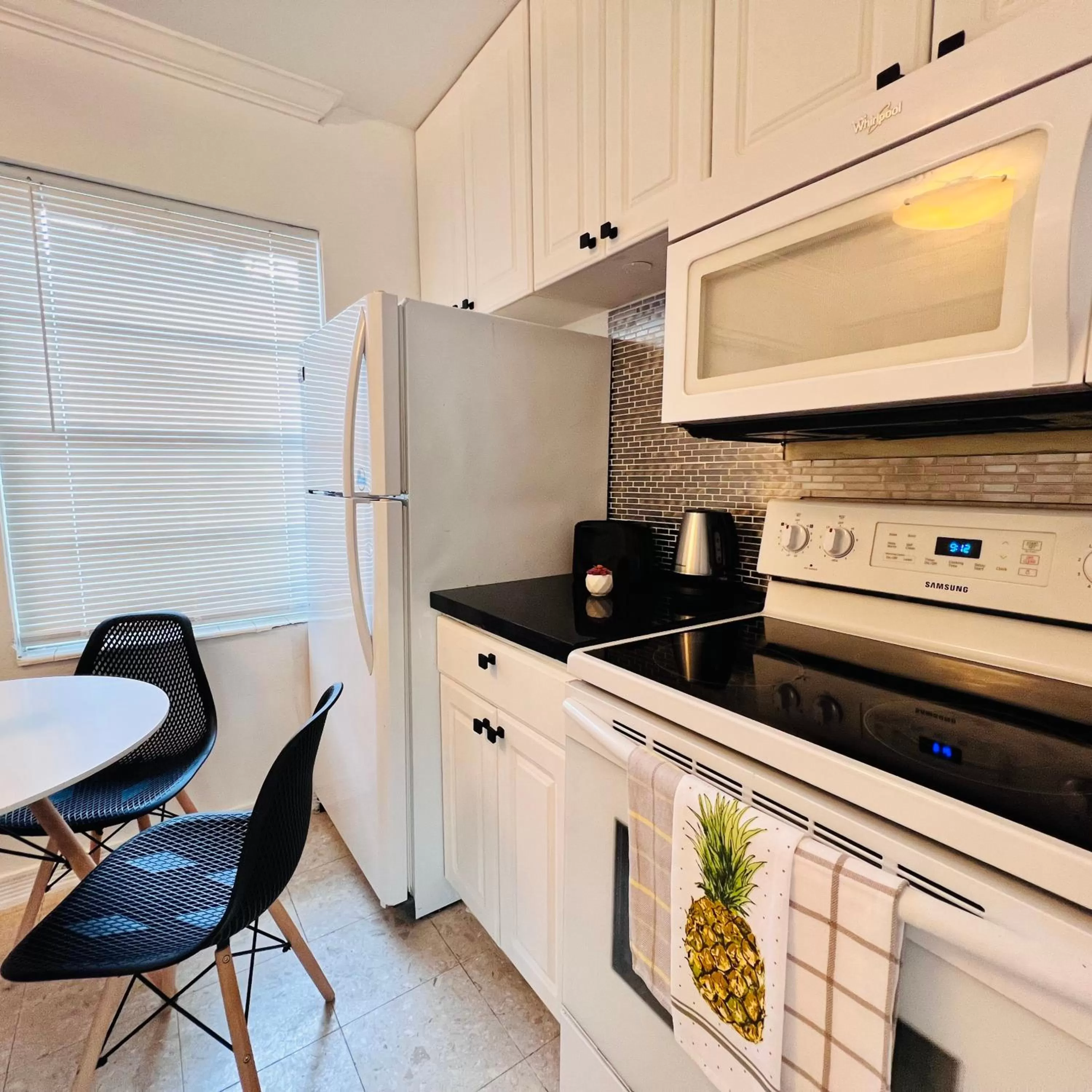 Kitchen or kitchenette in CocoBay 2BR Condos Near Beach, Galleria Mall, Wilton Manors, Cruise Port