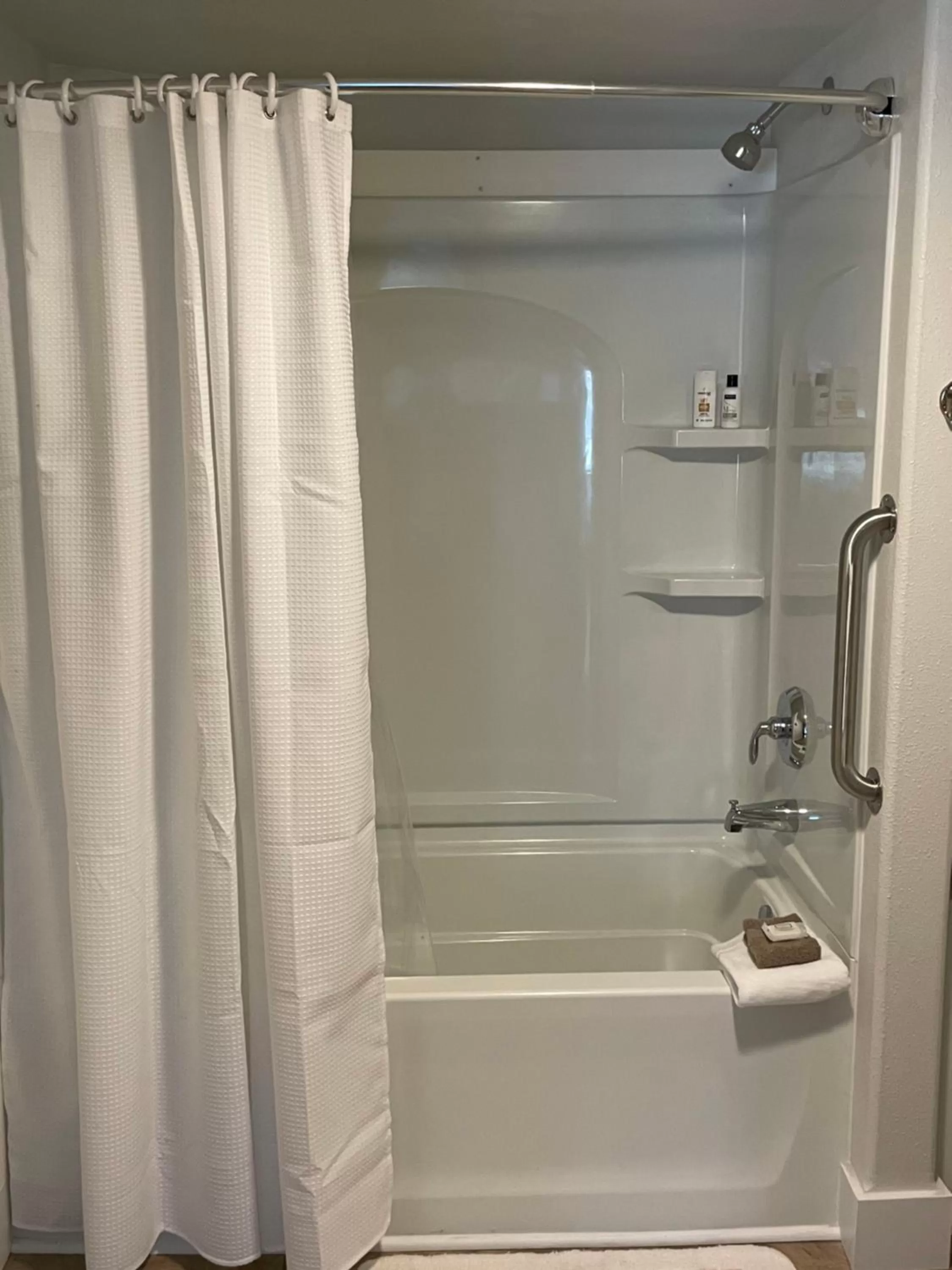 Bathroom in East Side Motel & Cabins