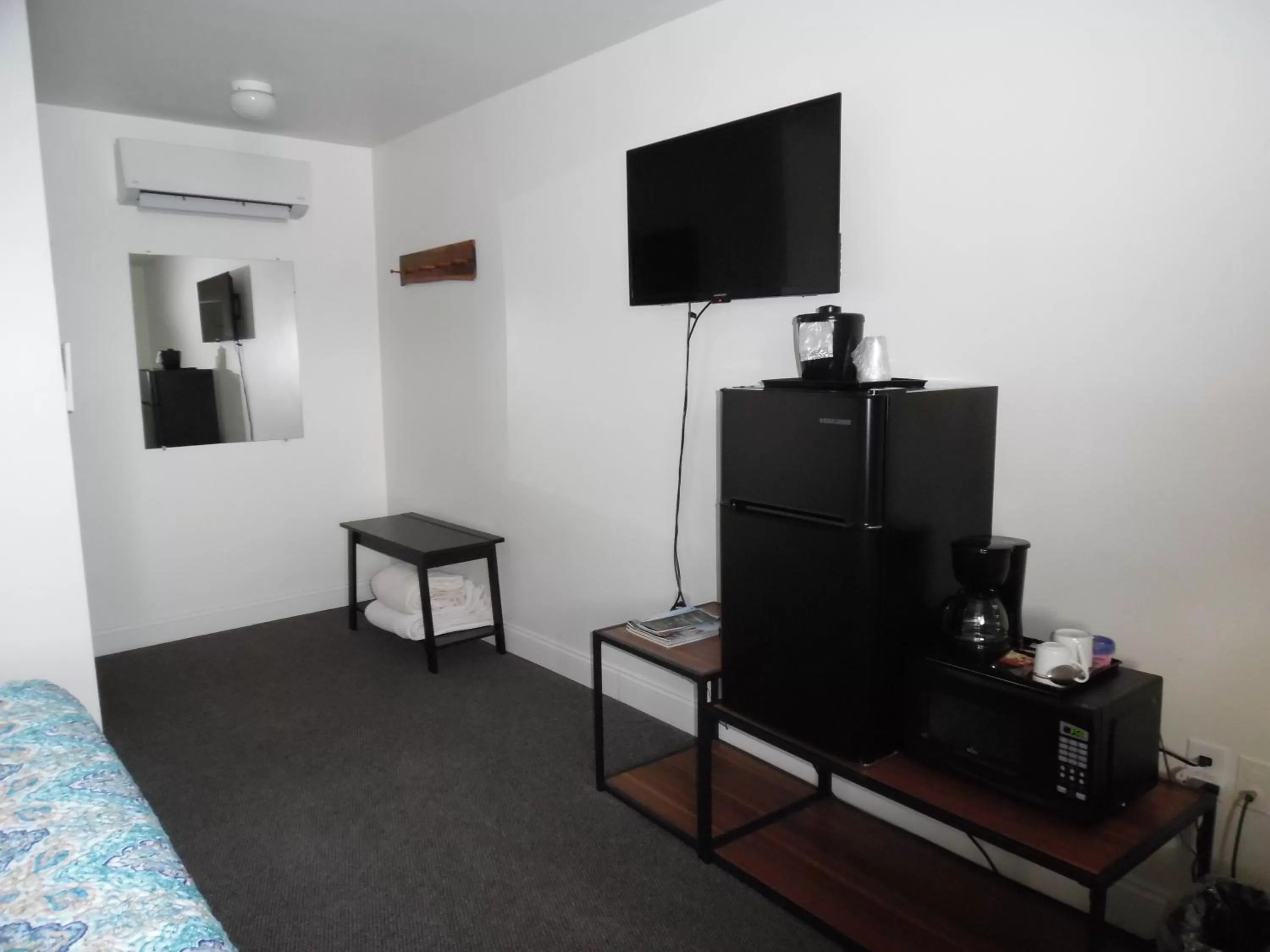 TV and multimedia in Wachapreague Inn - Motel Rooms