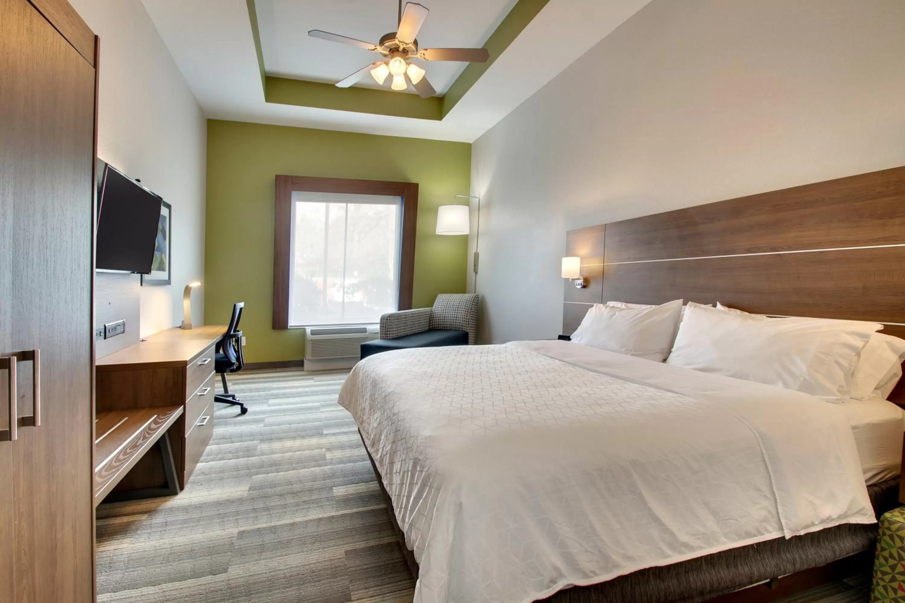 Photo of the whole room, Bed in Holiday Inn Express & Suites Laurel by IHG