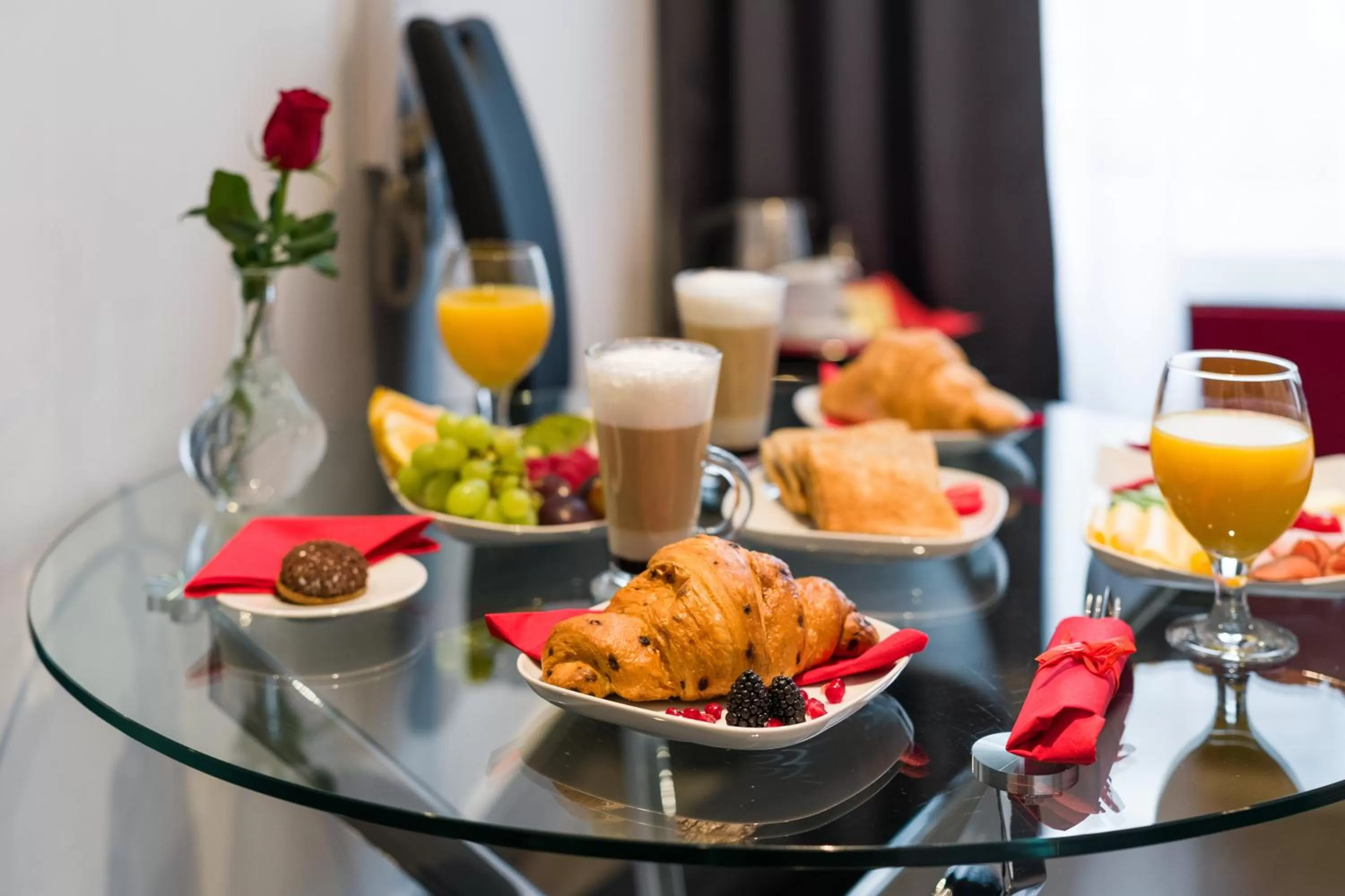 Food and drinks in Komorowski Luxury Guest Rooms
