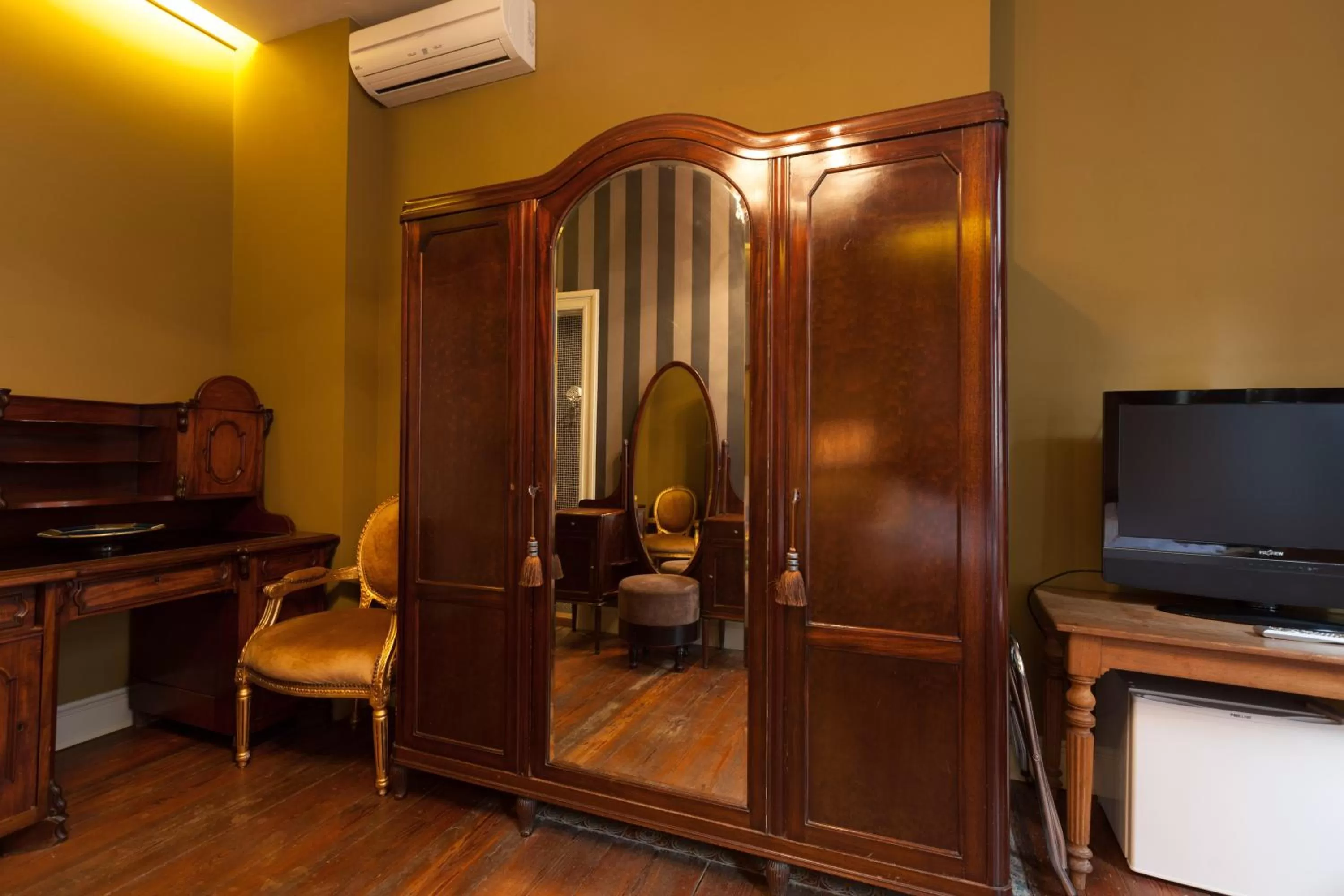 Decorative detail in Hotel Diamonds and Pearls