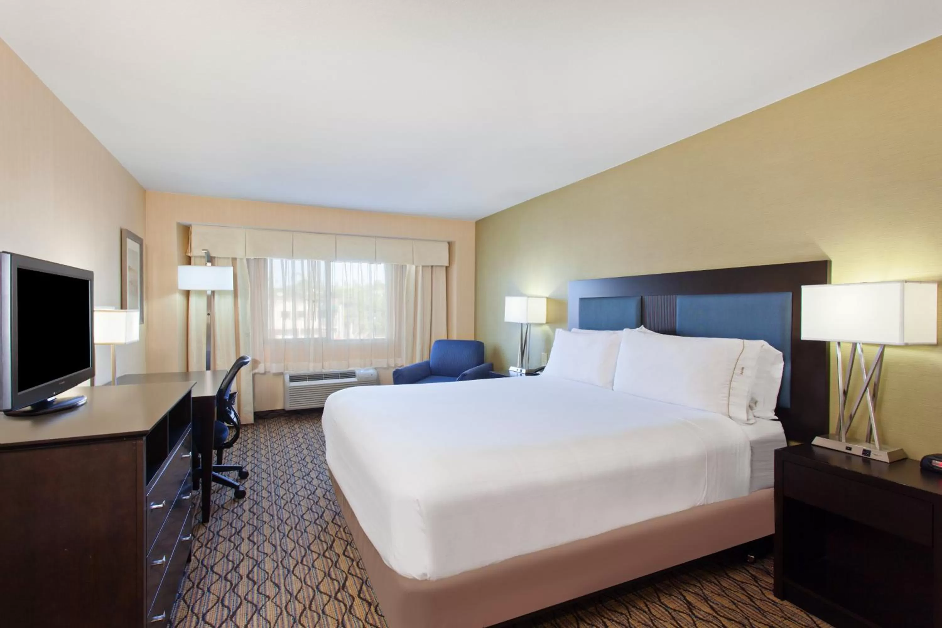 Photo of the whole room, Bed in Holiday Inn Express Newport Beach by IHG