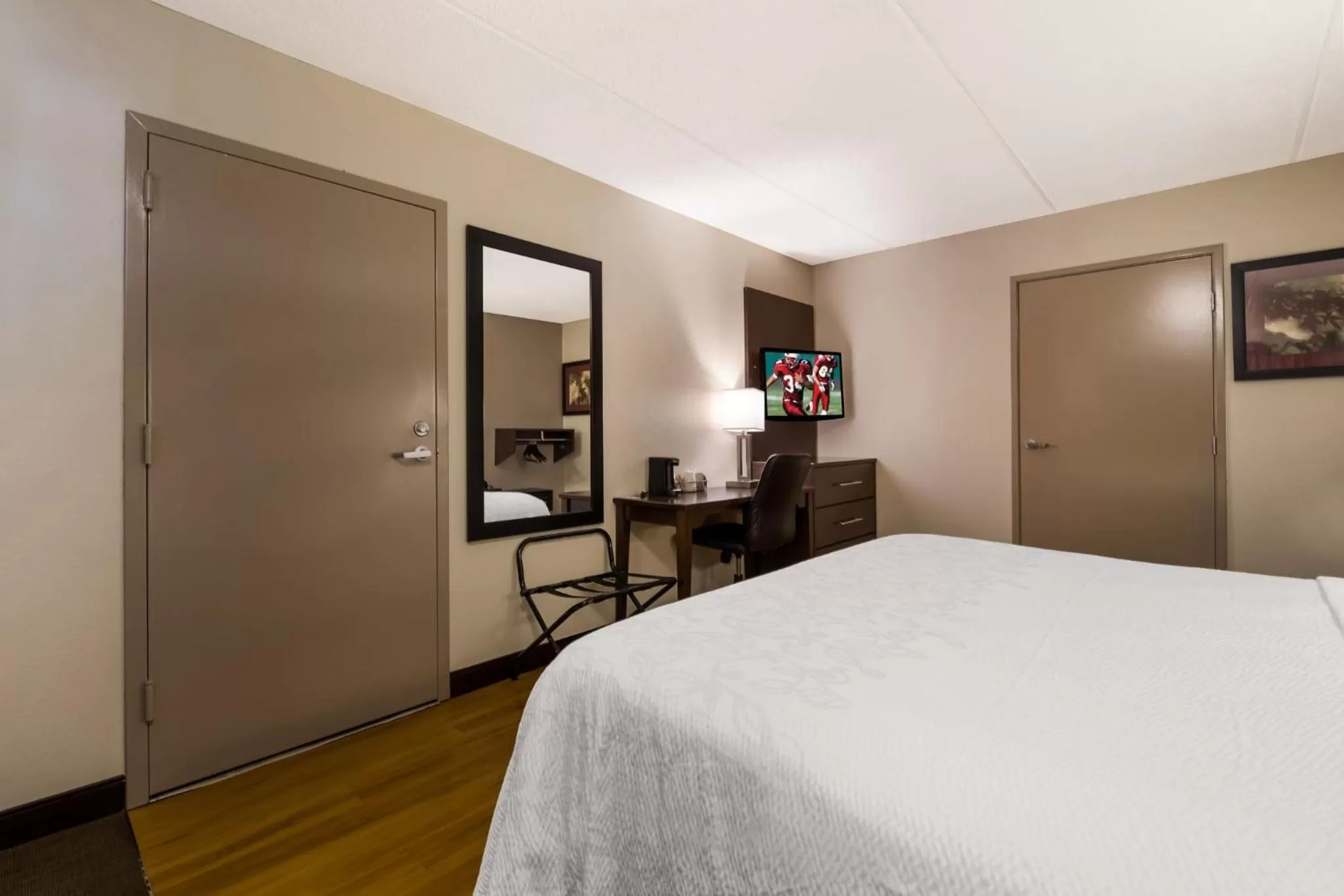 Photo of the whole room, Bed in Red Roof Inn PLUS+ Nashville Airport