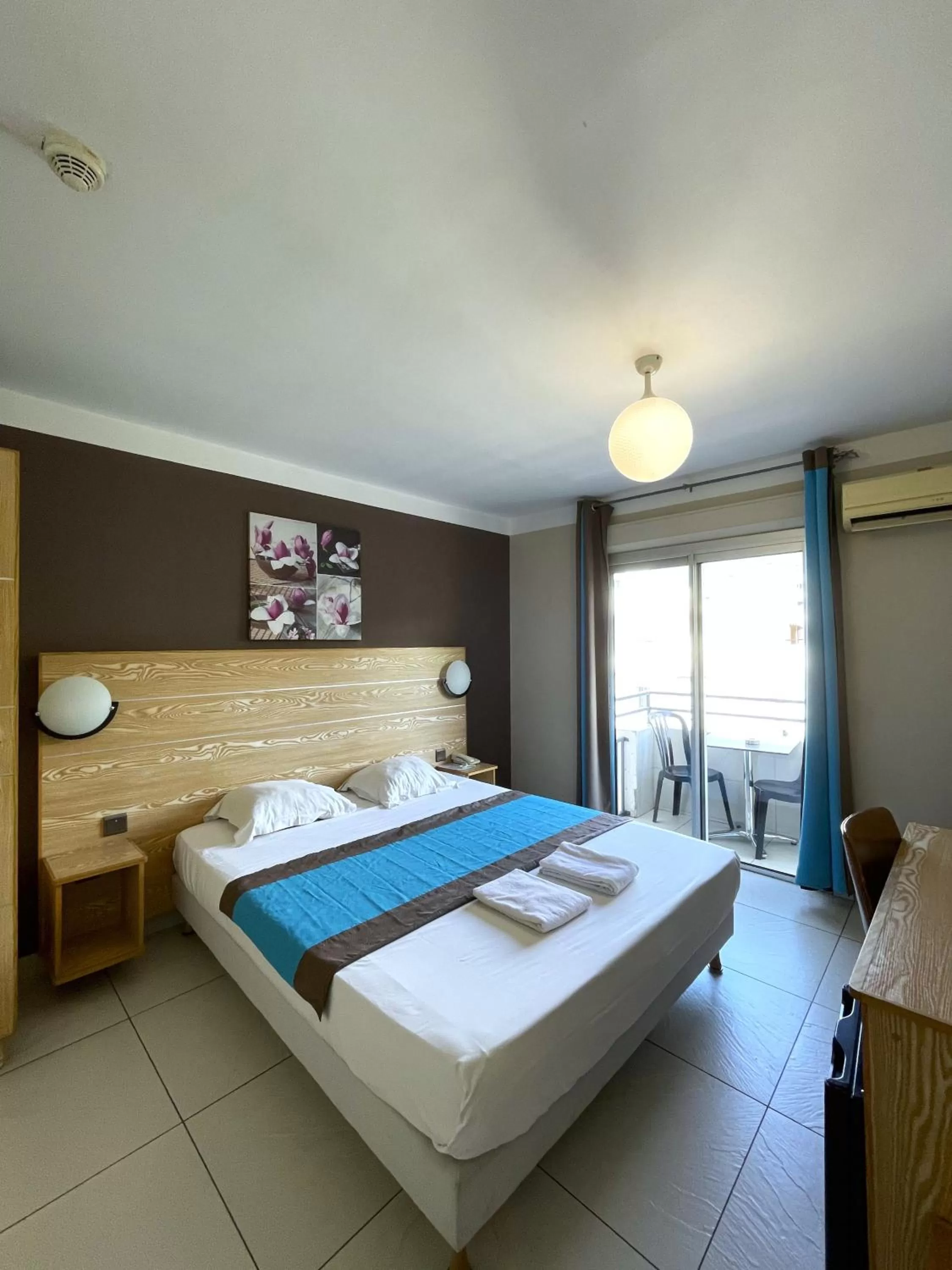 Photo of the whole room, Bed in Hôtel Select - Réunion