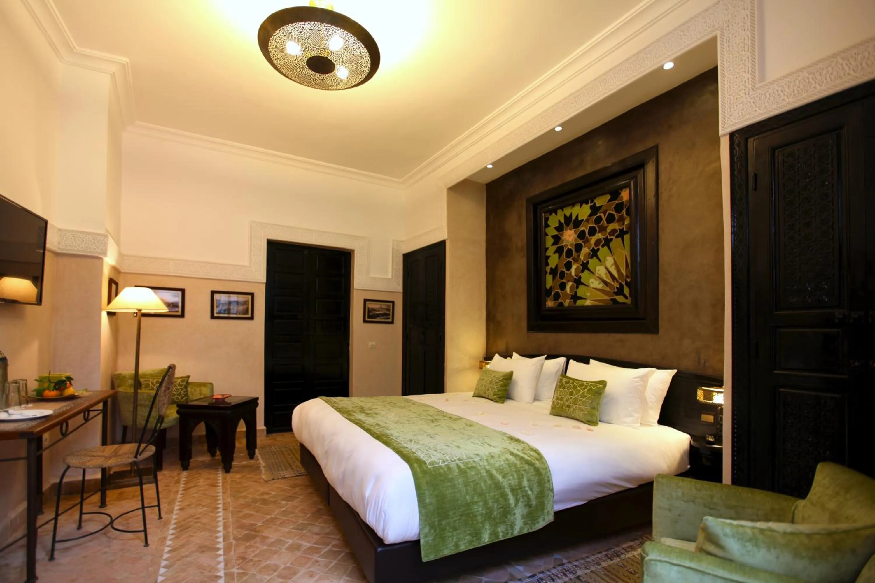 Photo of the whole room, Bed in Riad Monceau