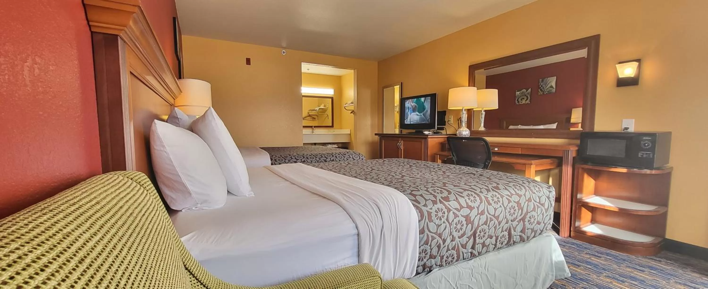 Photo of the whole room, Bed in Olympic Inn & Suites Port Angeles