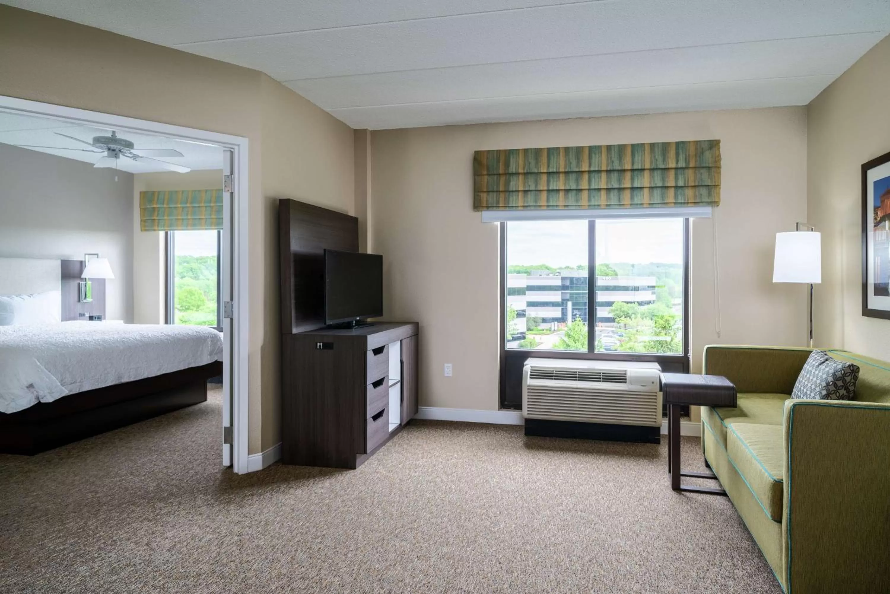 Bedroom, Bed in Hampton Inn & Suites Valley Forge/Oaks