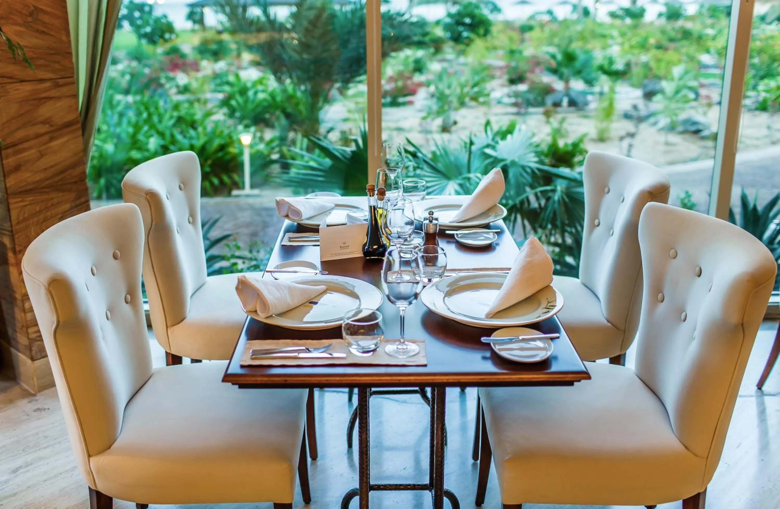 Restaurant/places to eat in Danat Jebel Dhanna Resort