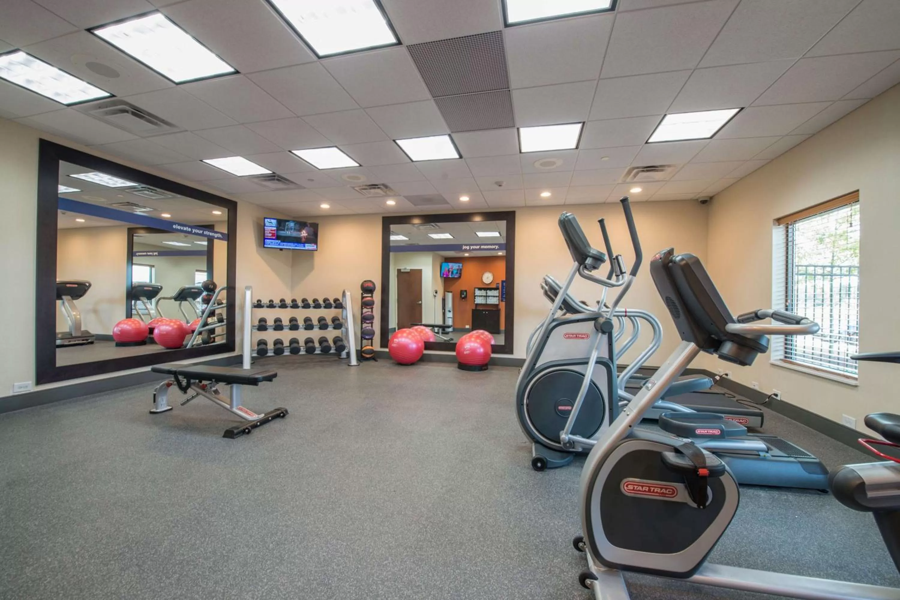 Fitness centre/facilities in Hampton Inn Waynesboro