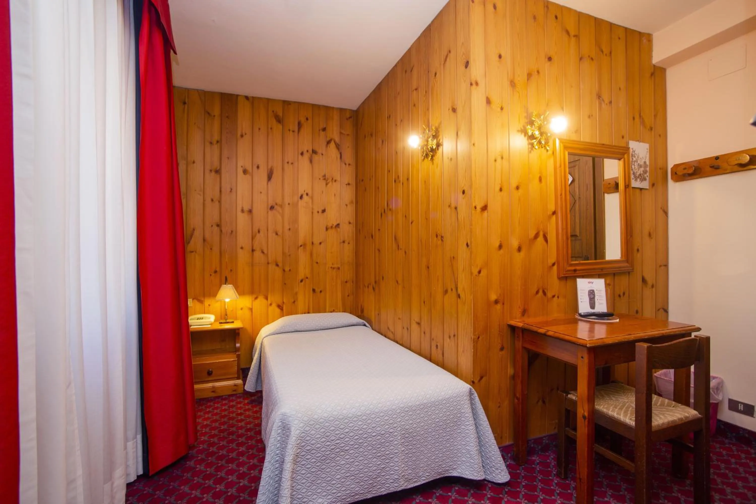 Photo of the whole room, Bed in Hotel Courmayeur