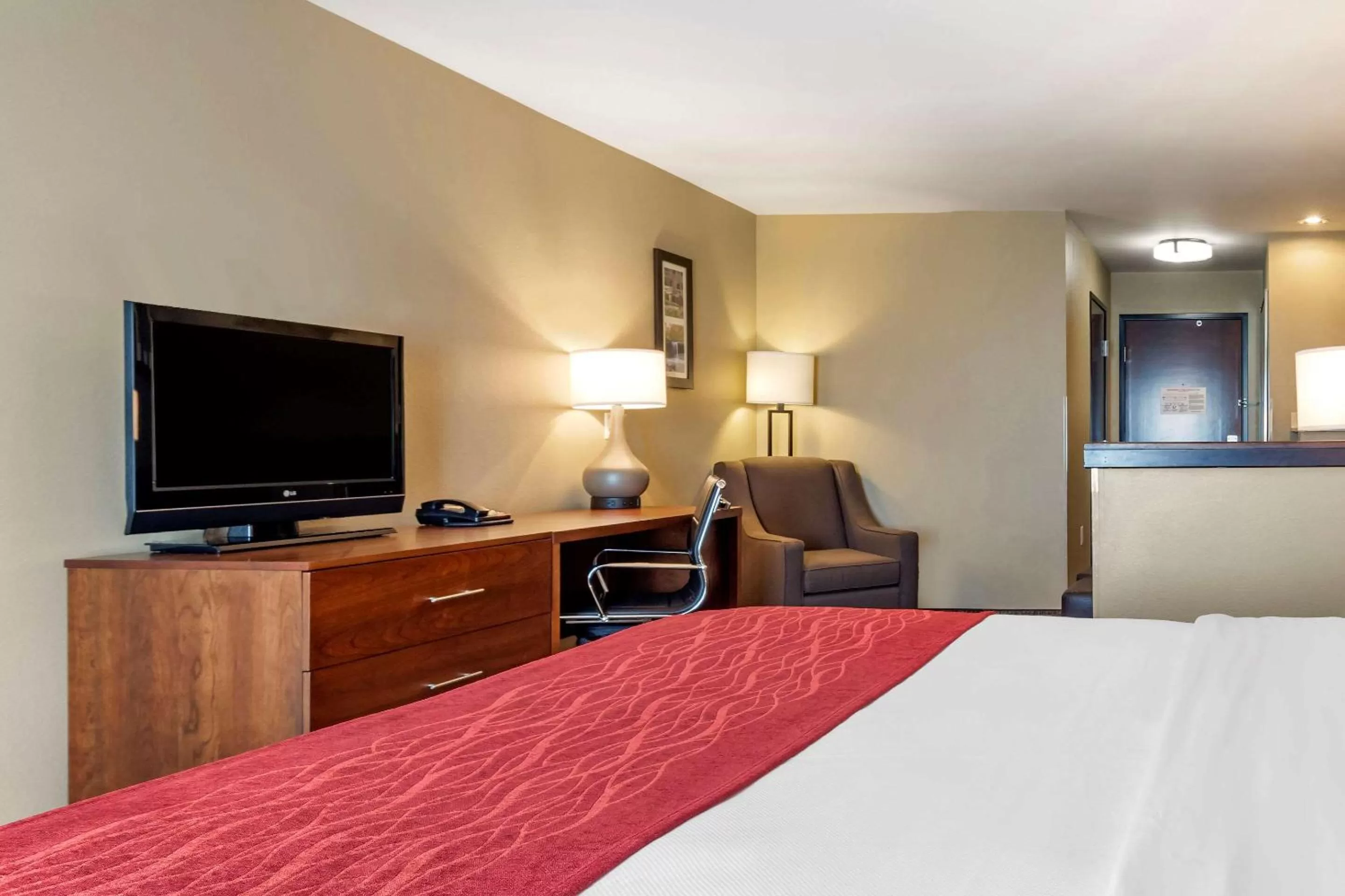 Photo of the whole room, Bed in Comfort Inn & Suites Russellville I-40