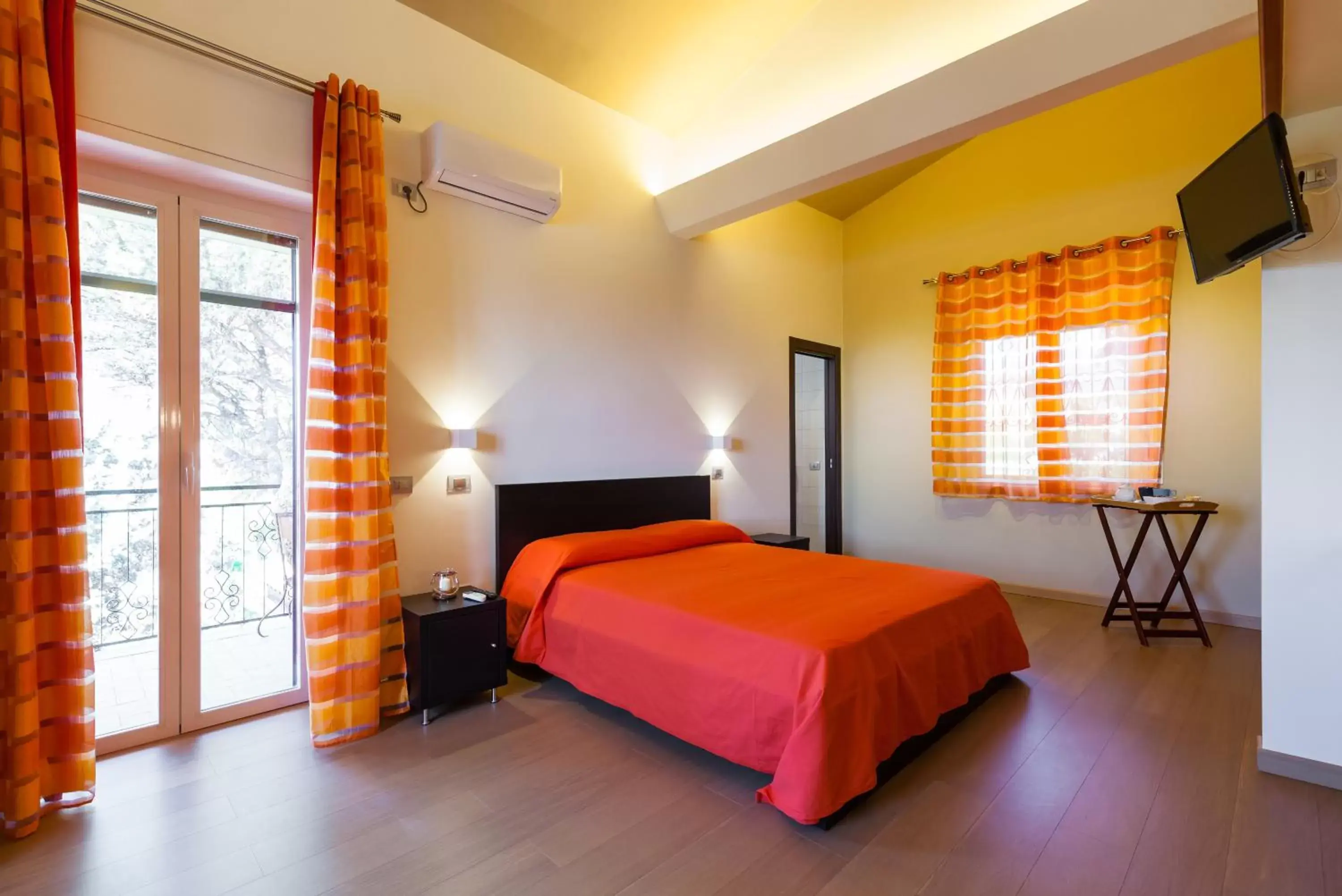 Deluxe Double or Twin Room with Pool View - single occupancy in Villa Viuli Deluxe Double or Twin Room with Pool View - single occupancy in Villa Viuli