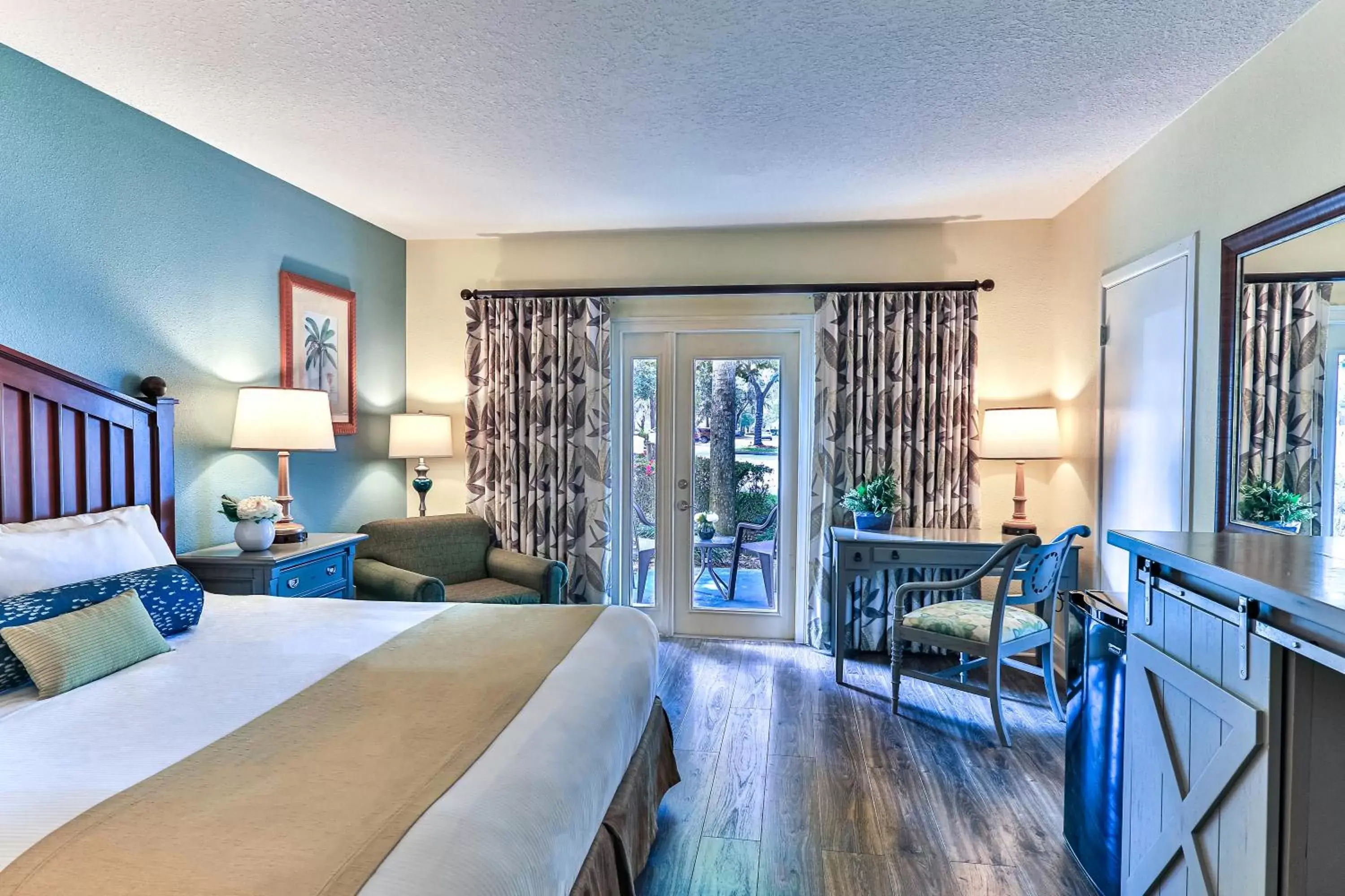 Standard King Room - Non-Smoking Recently Renovated in Plantation Resort on Crystal River, Ascend Hotel Collection Standard King Room - Non-Smoking Recently Renovated in Plantation Resort on Crystal River, Ascend Hotel Collection