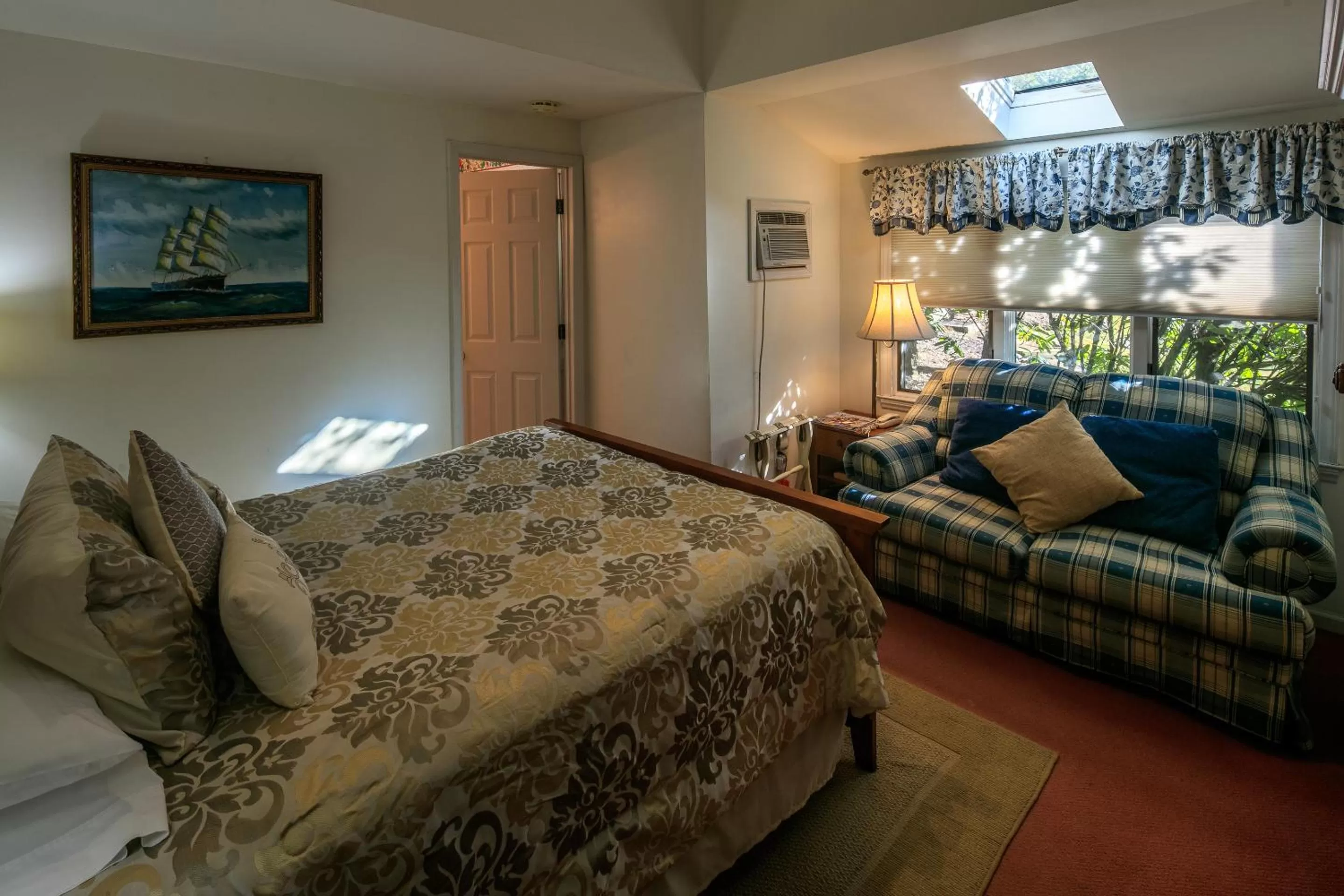 Bed in Taylor House Inn