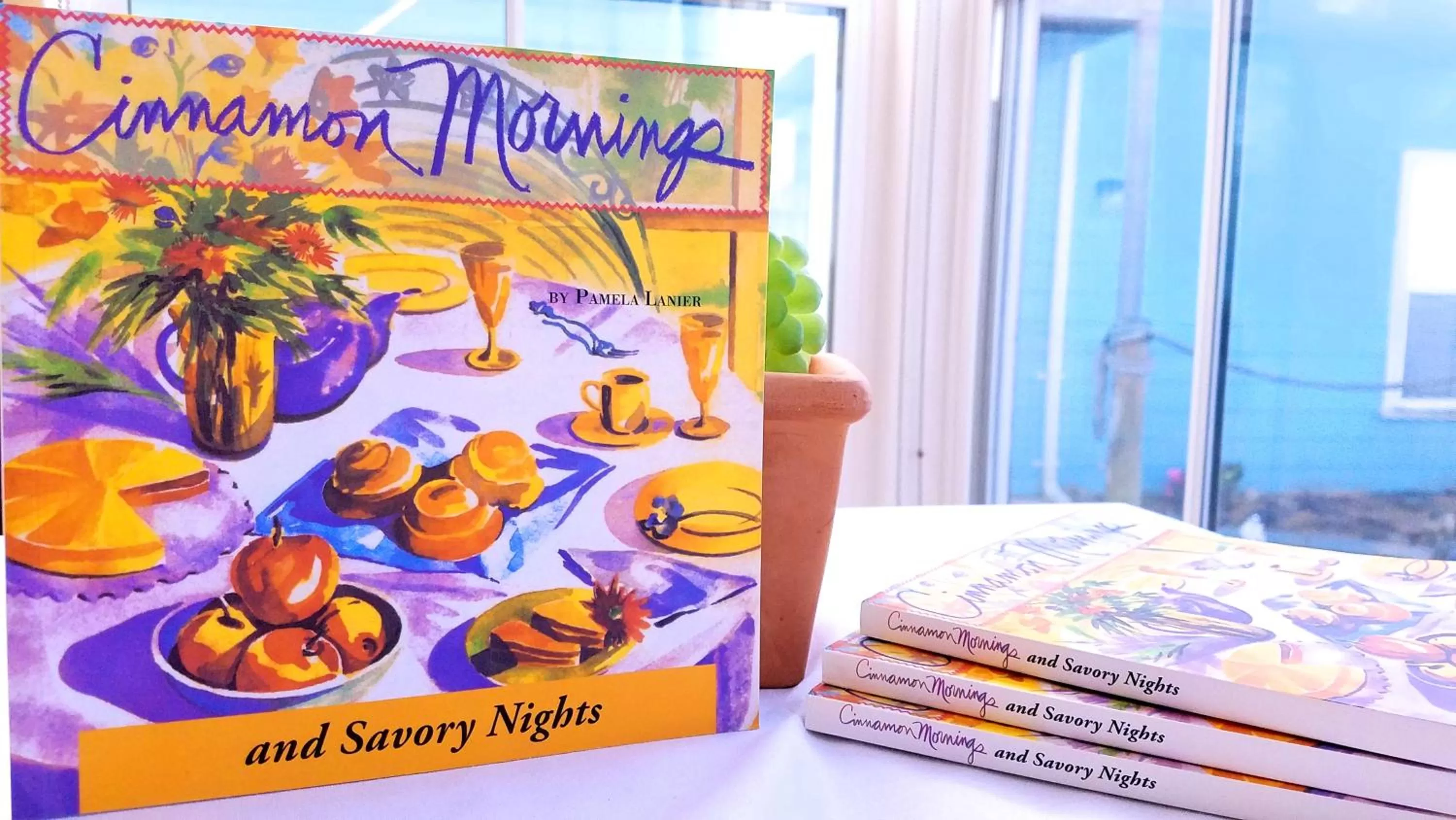 Communal lounge/ TV room, Bed in Captain's Inn at Moss Landing