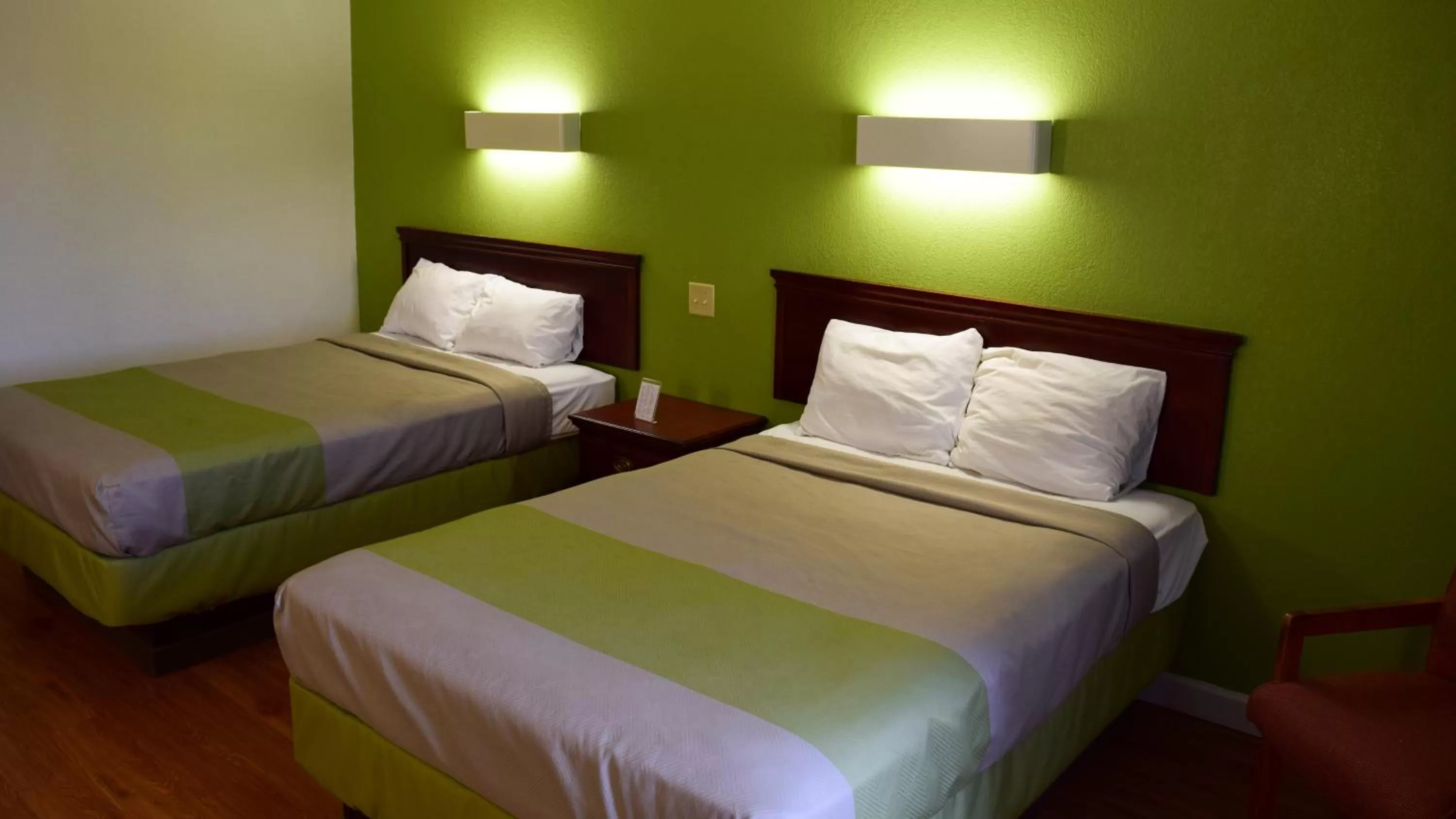 Bedroom, Bed in Motel 6-Springfield, OH